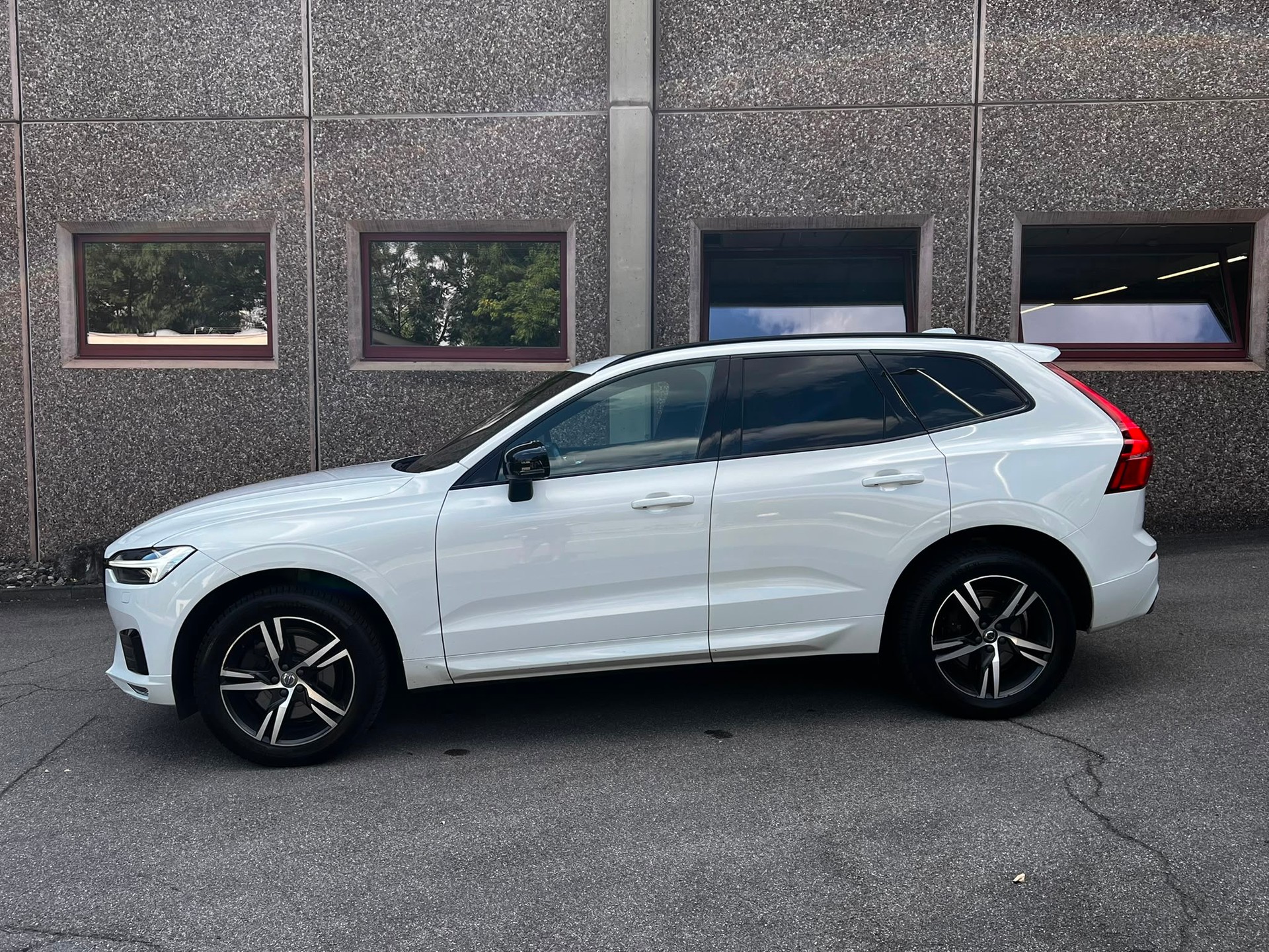 VOLVO XC60 B4 Diesel Mild Hybrid AWD R-Design Geartronic-image-2