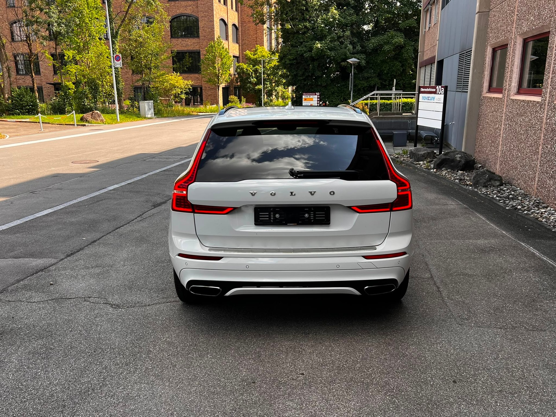 VOLVO XC60 B4 Diesel Mild Hybrid AWD R-Design Geartronic-image-5