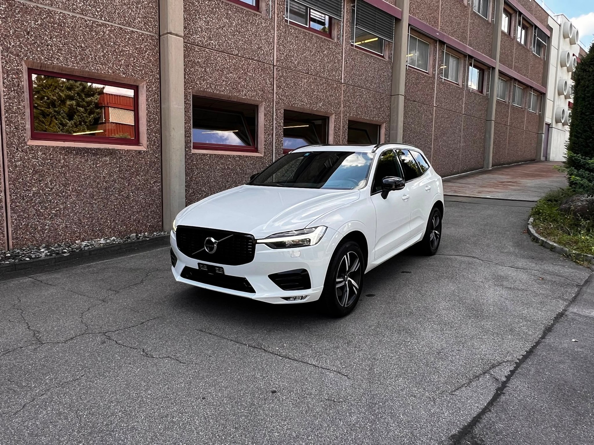 VOLVO XC60 B4 Diesel Mild Hybrid AWD R-Design Geartronic-image-0