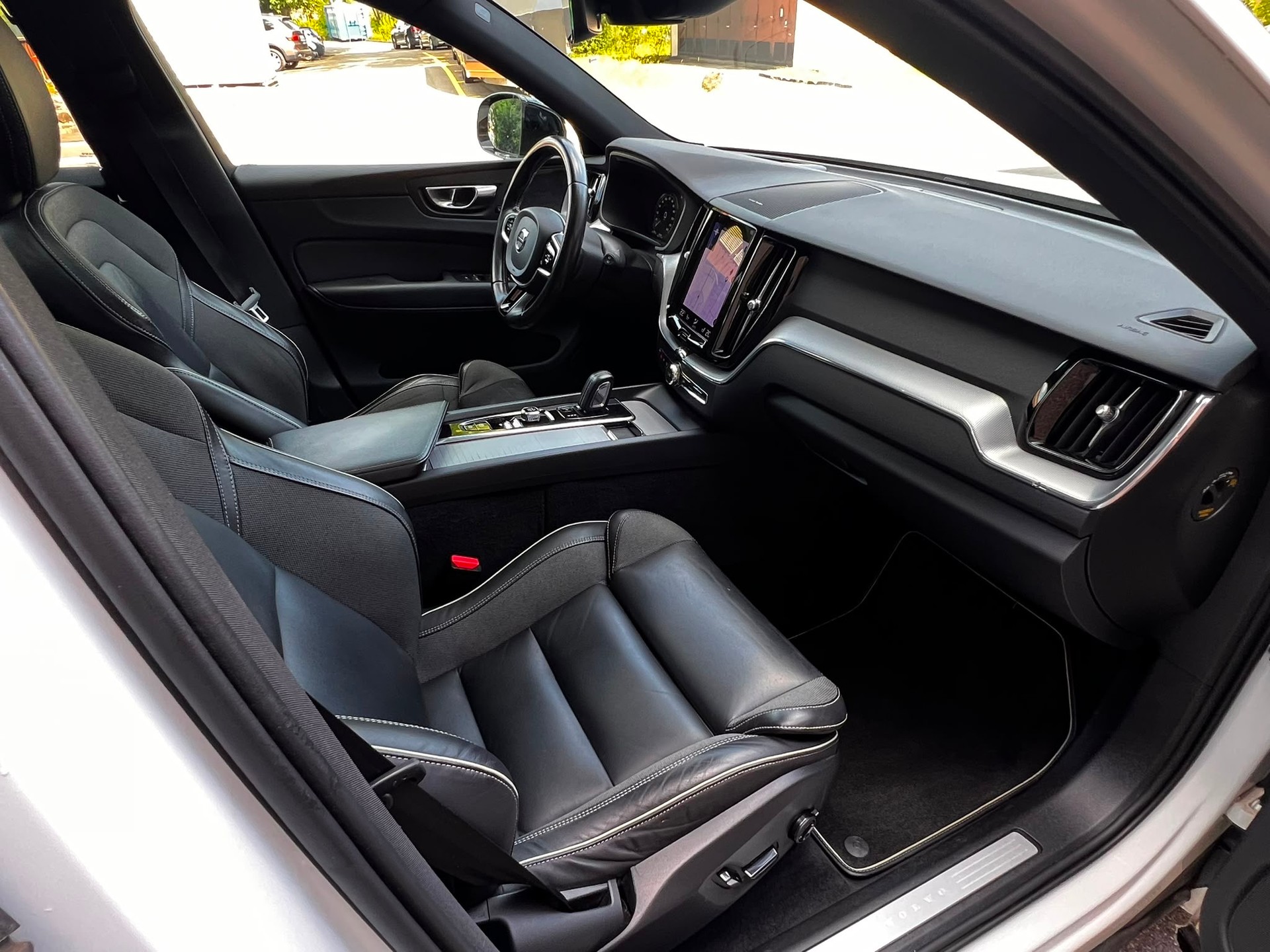 VOLVO XC60 B4 Diesel Mild Hybrid AWD R-Design Geartronic-image-11