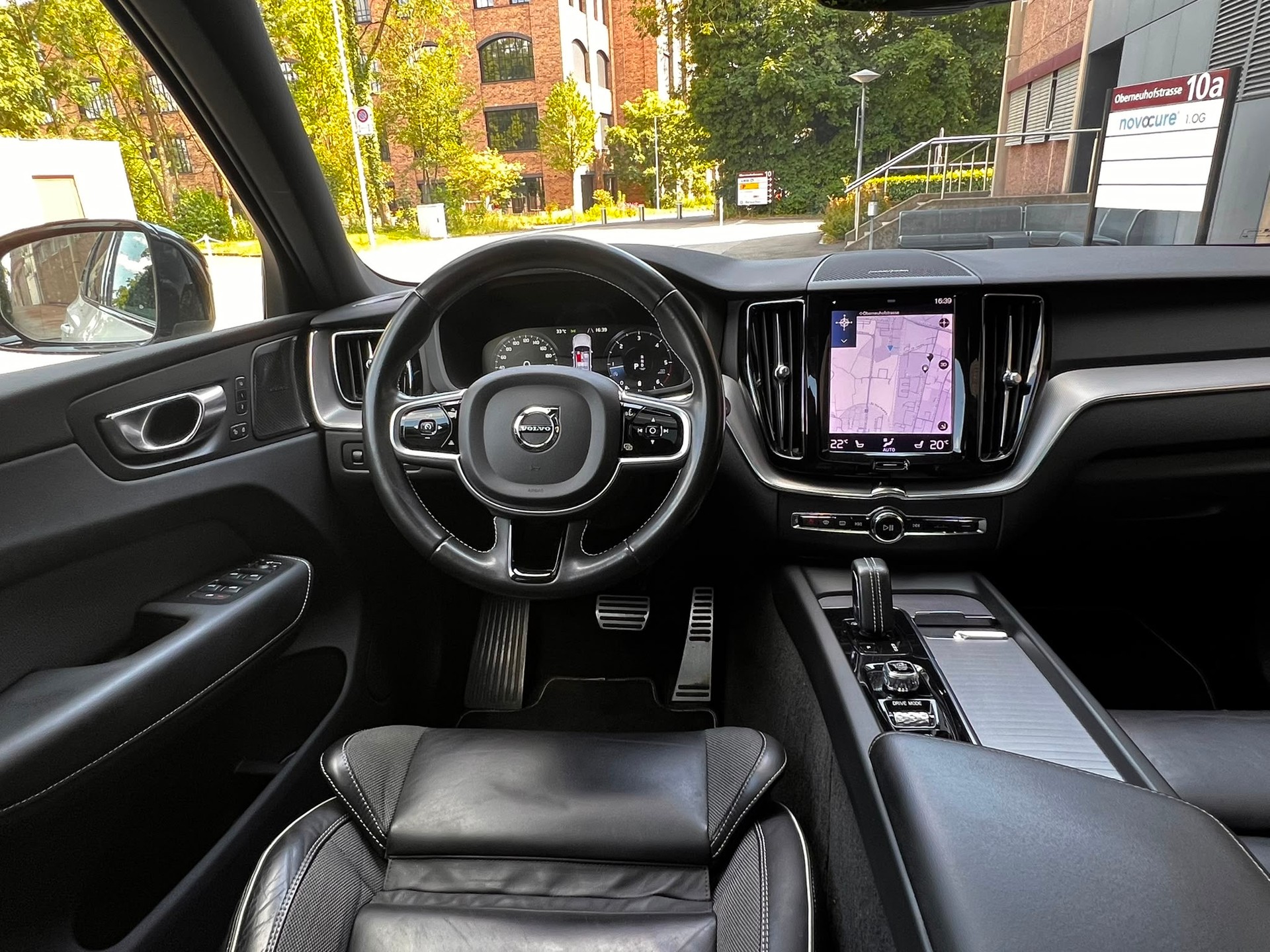 VOLVO XC60 B4 Diesel Mild Hybrid AWD R-Design Geartronic-image-8