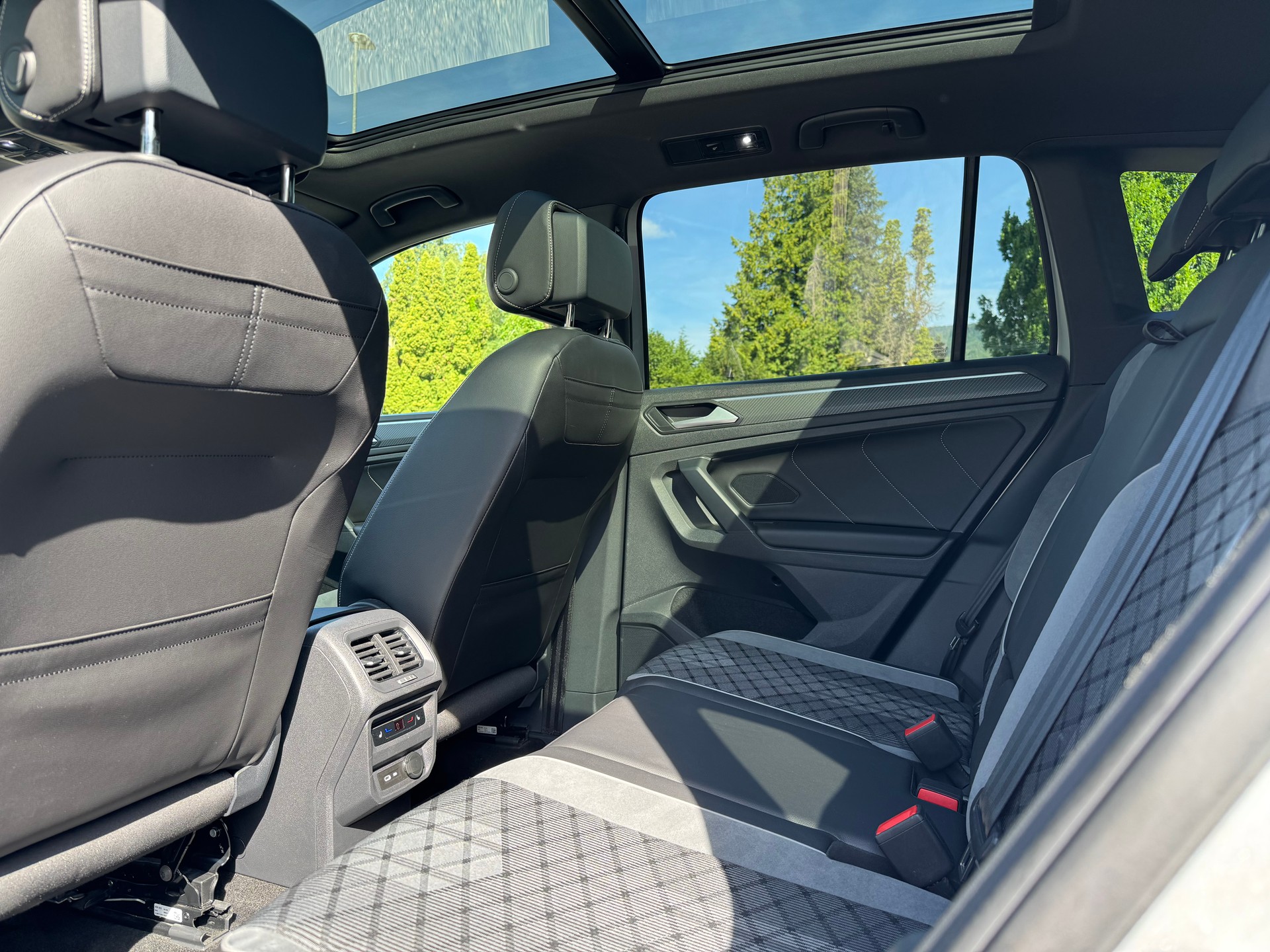 VW Tiguan 2.0 TDI SCR R-Line 4Motion DSG-image-12