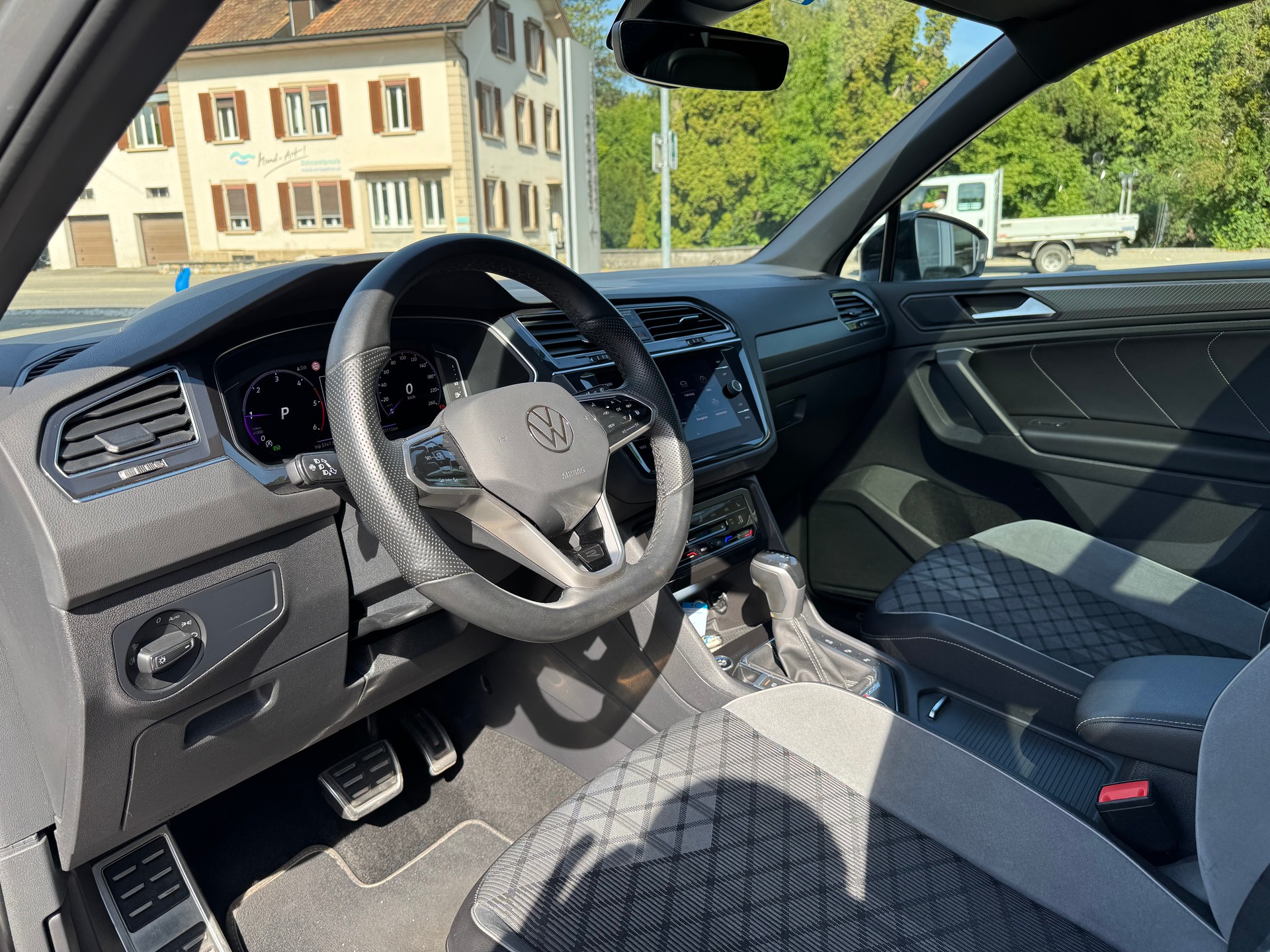 VW Tiguan 2.0 TDI SCR R-Line 4Motion DSG-image-8