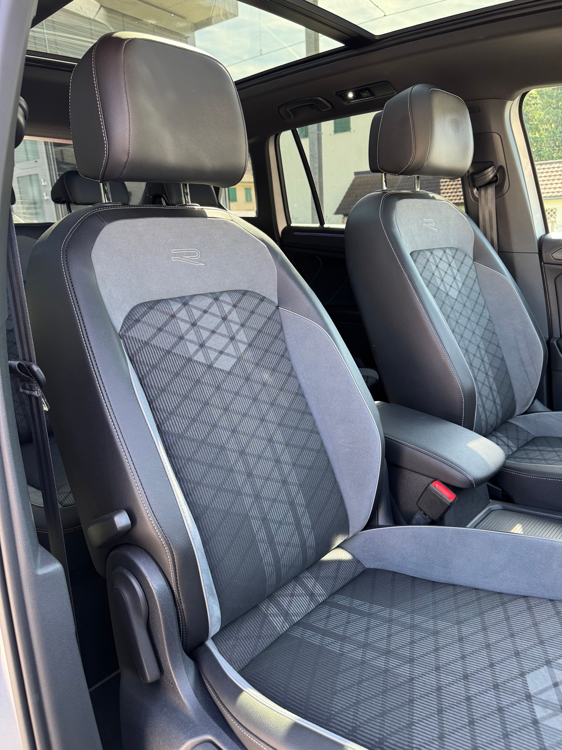 VW Tiguan 2.0 TDI SCR R-Line 4Motion DSG-image-11