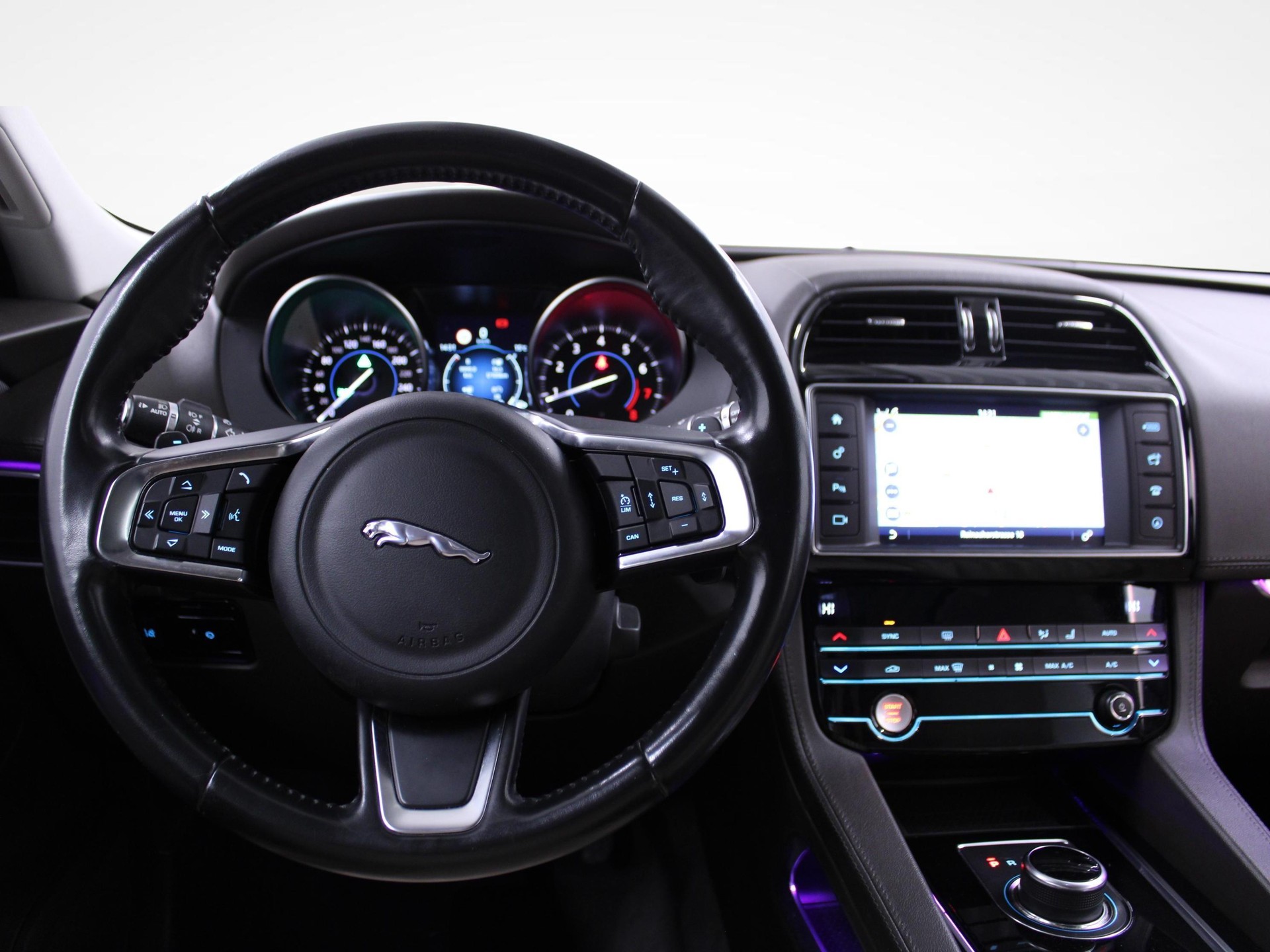 JAGUAR F-Pace 2.0 T 250 Portfolio AWD | Schiebedach | ACC-image-8