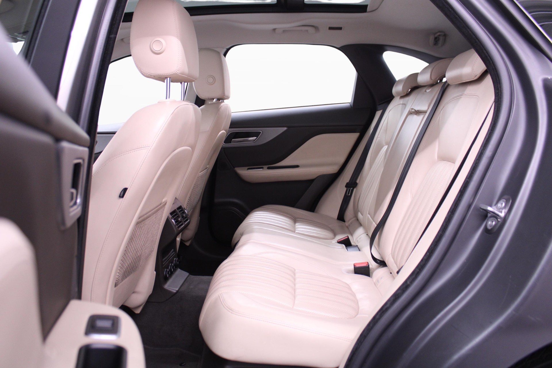 JAGUAR F-Pace 2.0 T 250 Portfolio AWD | Schiebedach | ACC-image-6