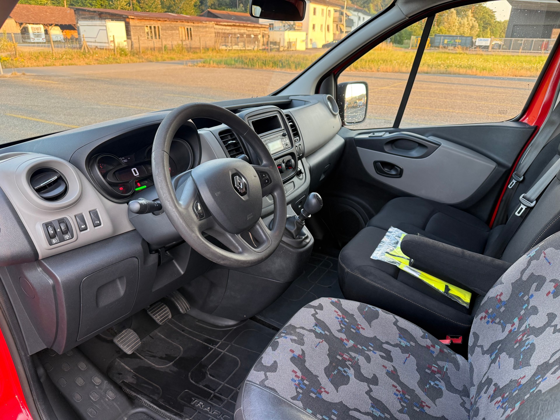RENAULT Trafic 1.6 ENERGY TwinT. dCi125 2.9t Business L2H1-image-9