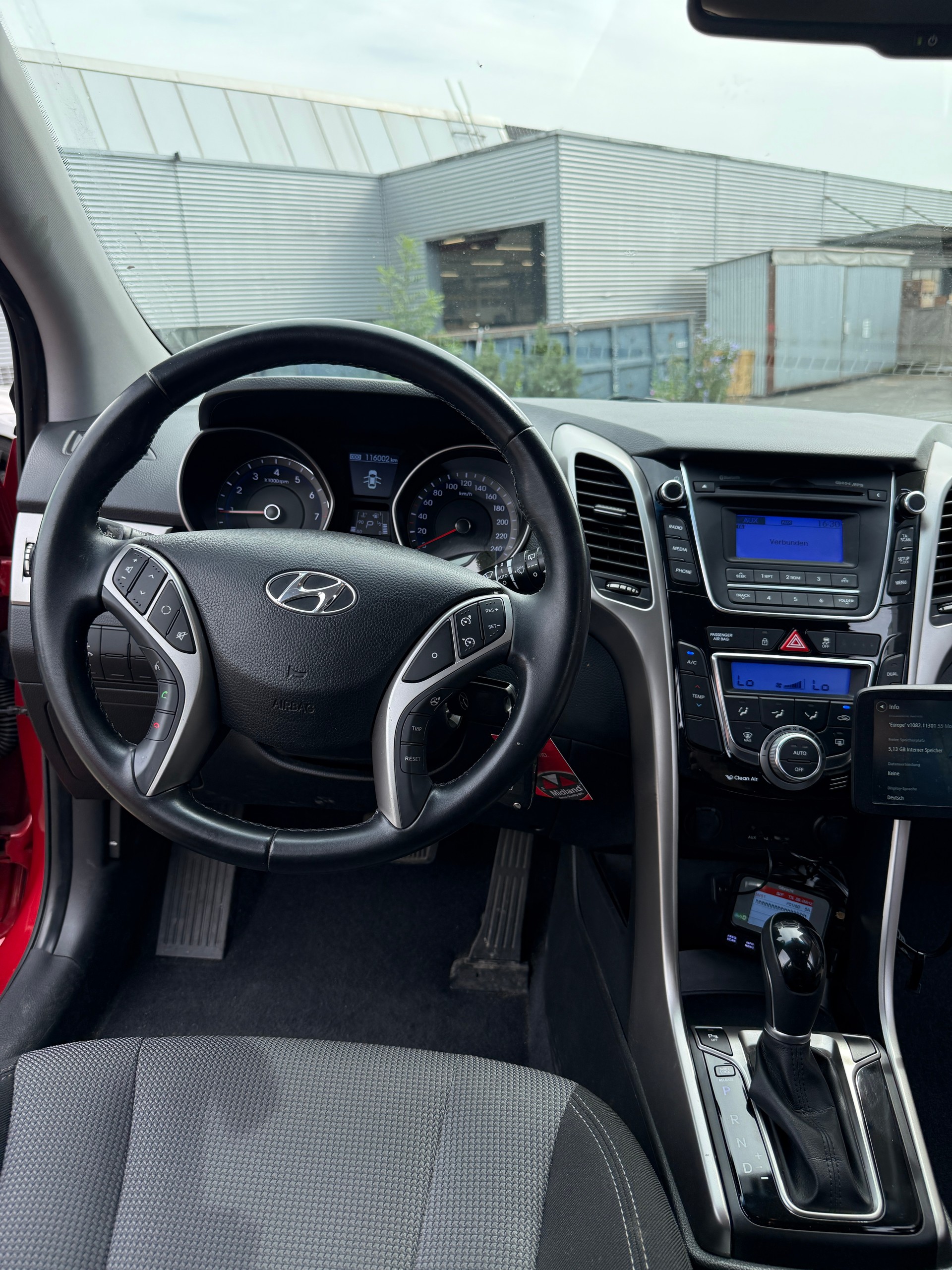 HYUNDAI i30 1.6 GDI Automatic-image-12