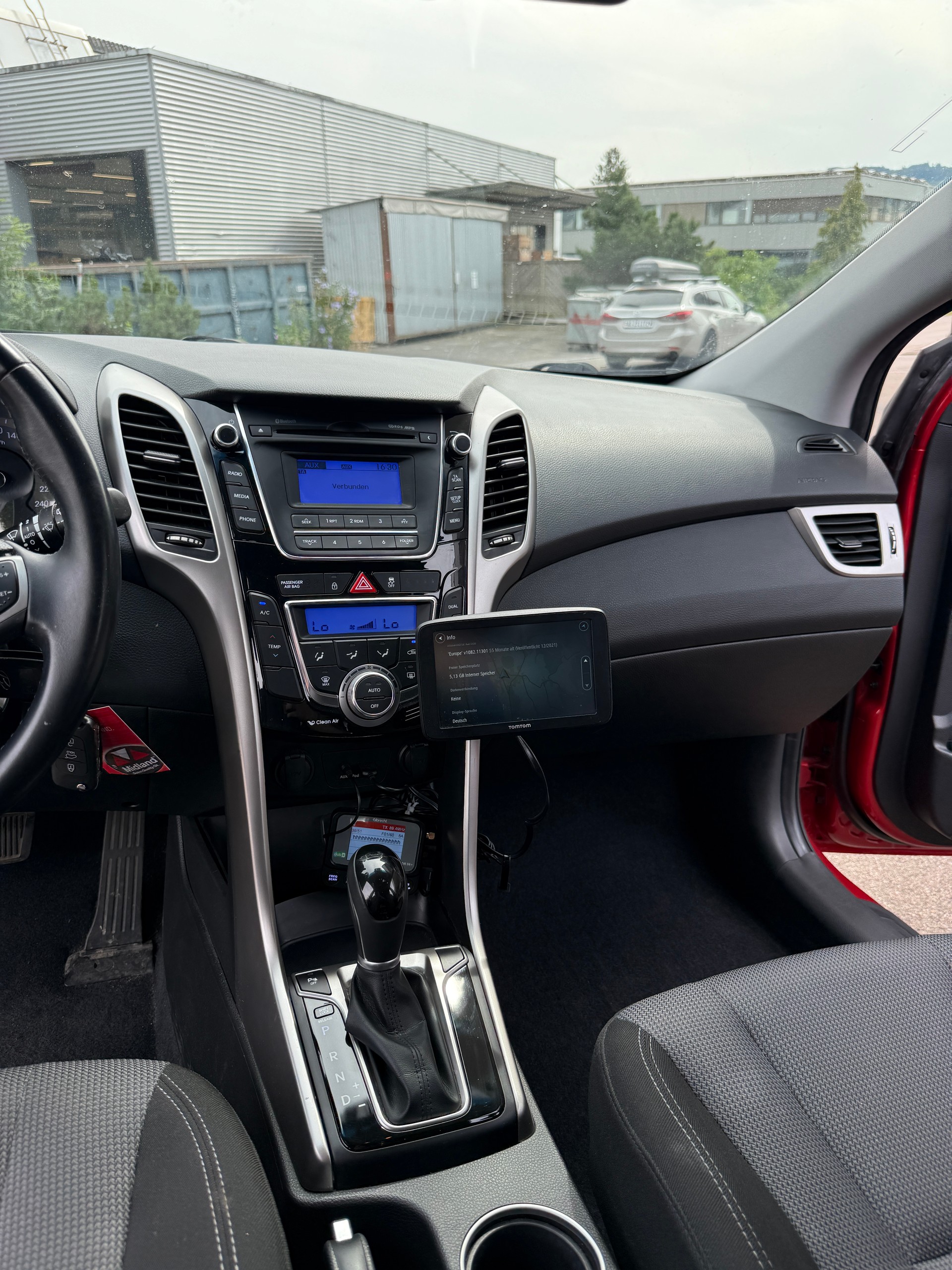 HYUNDAI i30 1.6 GDI Automatic-image-13