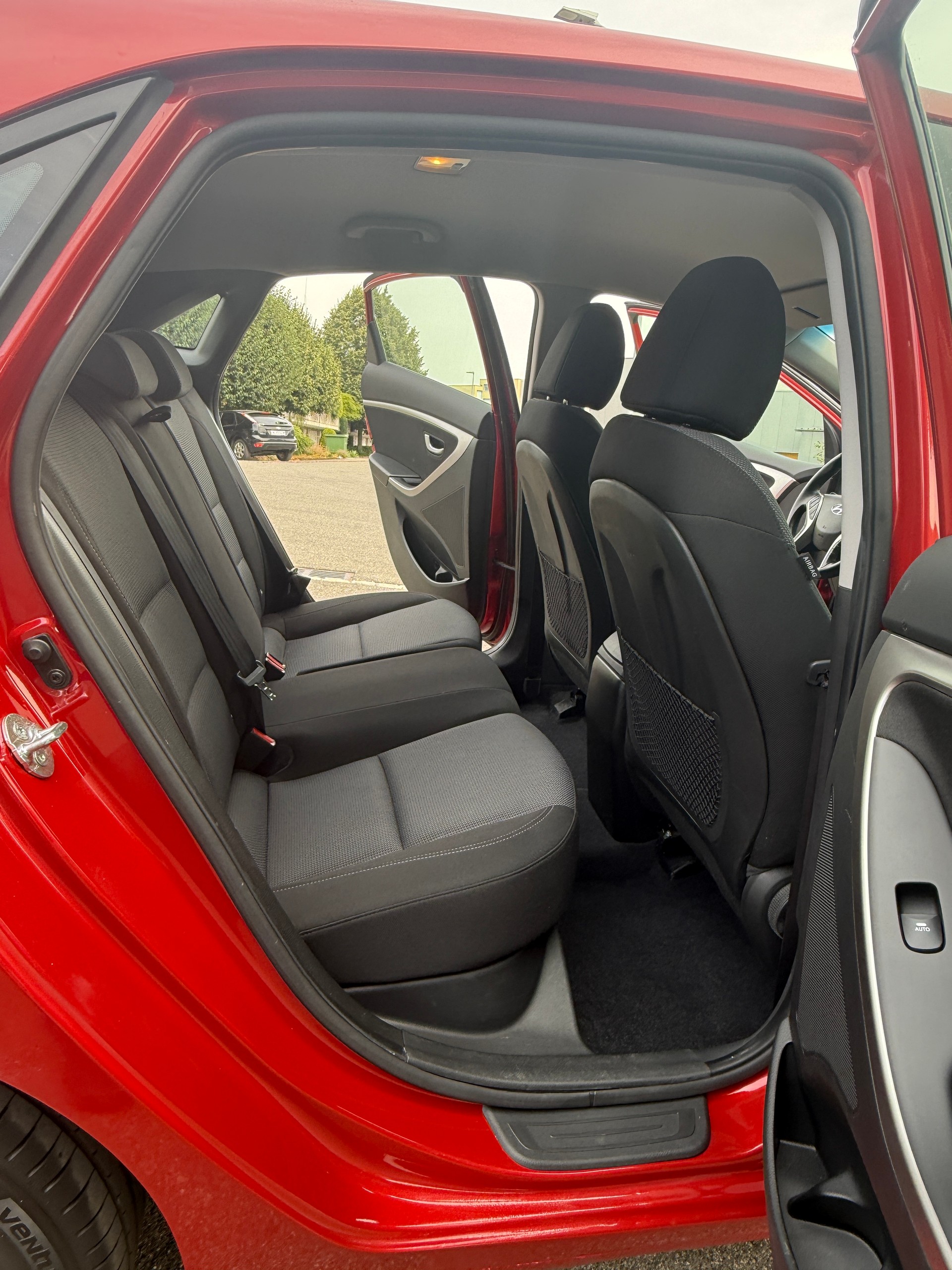 HYUNDAI i30 1.6 GDI Automatic-image-8