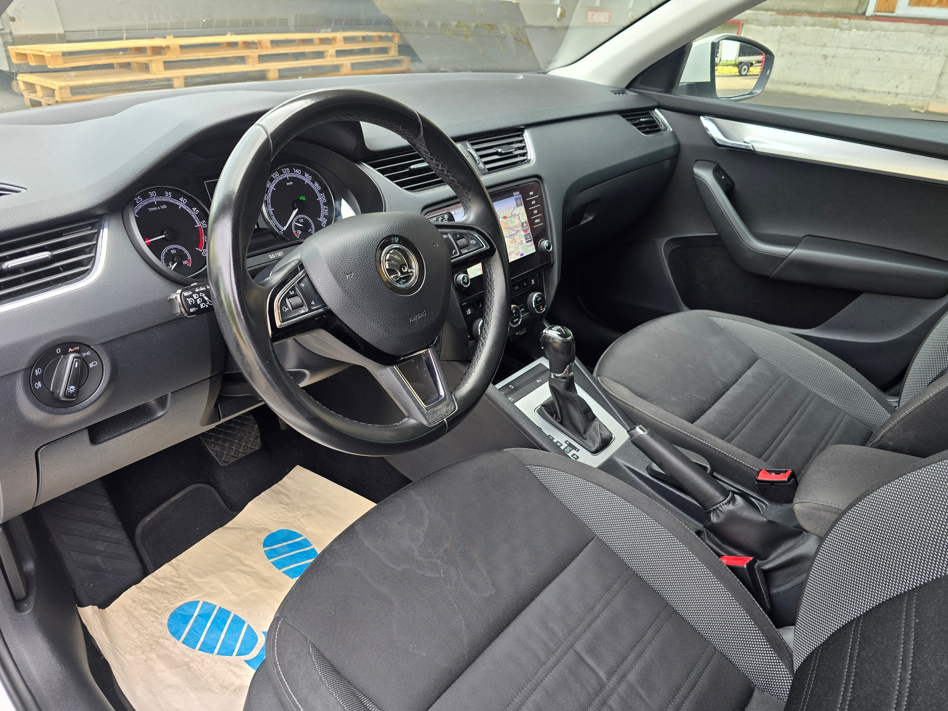 SKODA Octavia Combi 2.0 TDI Style DSG-image-11