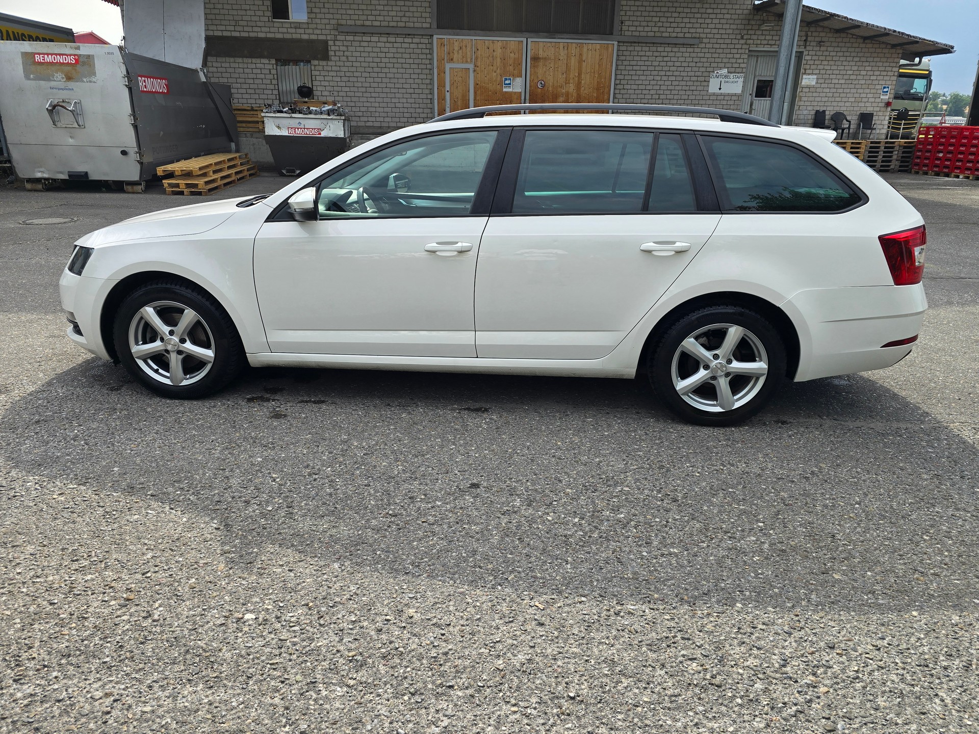 SKODA Octavia Combi 2.0 TDI Style DSG-image-9