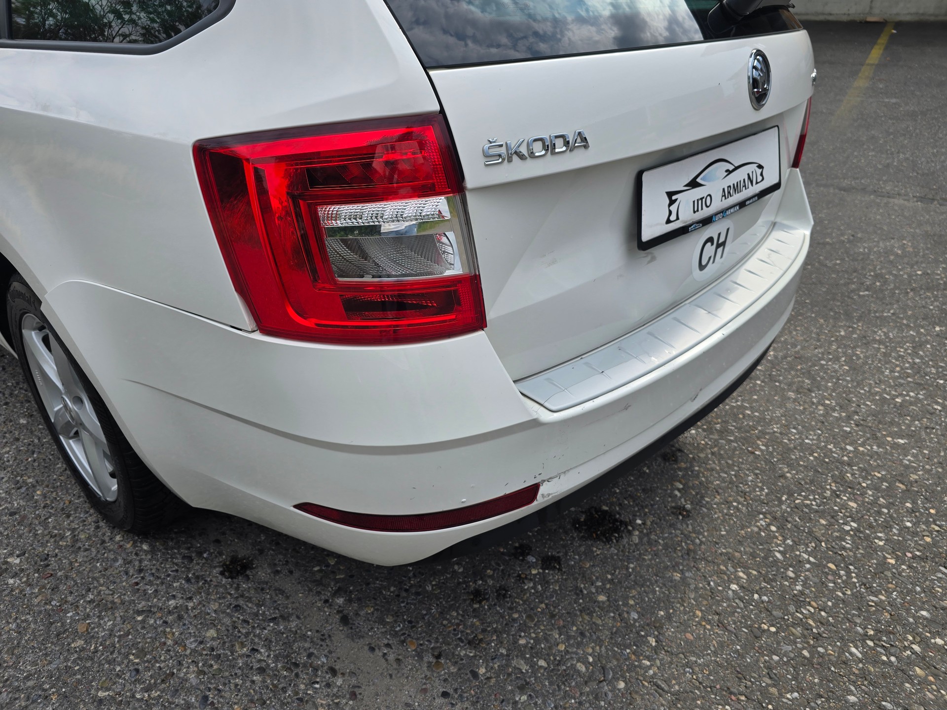 SKODA Octavia Combi 2.0 TDI Style DSG-image-6