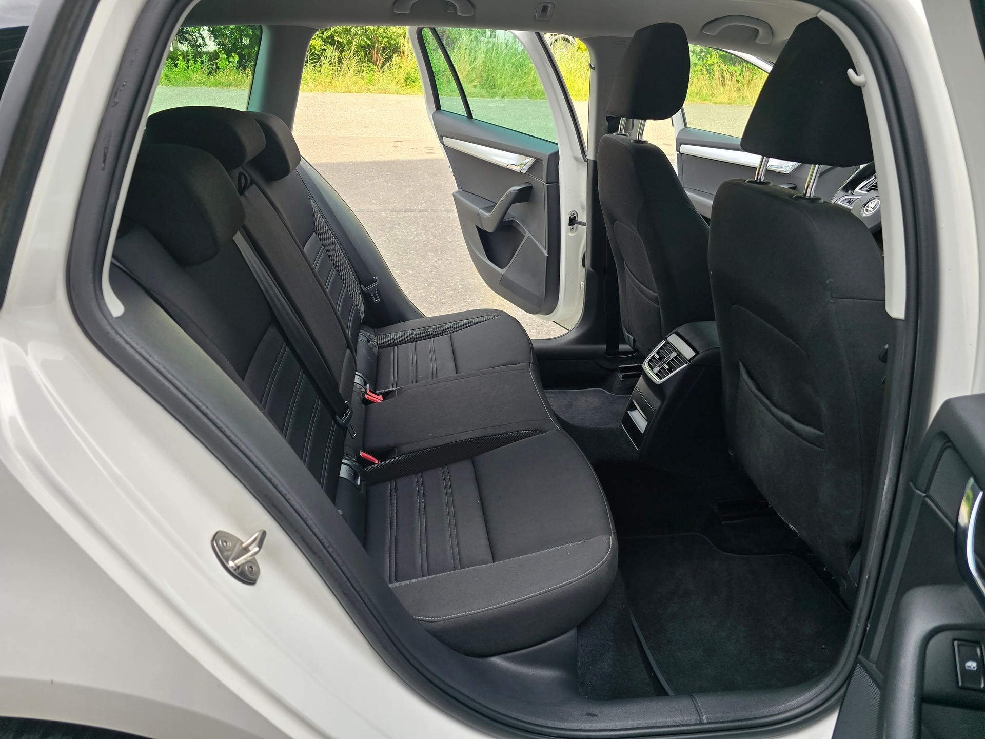 SKODA Octavia Combi 2.0 TDI Style DSG-image-15
