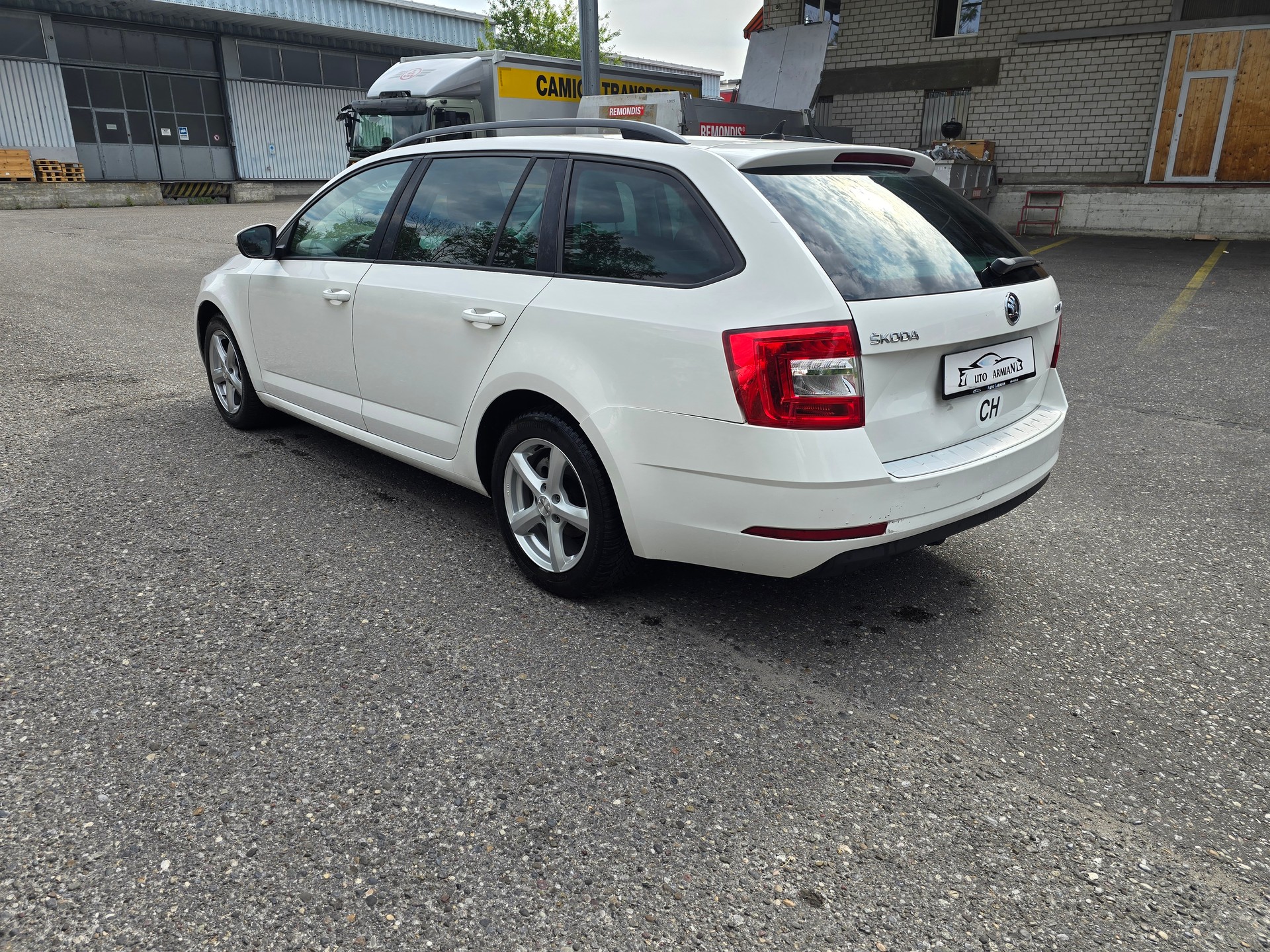SKODA Octavia Combi 2.0 TDI Style DSG-image-5
