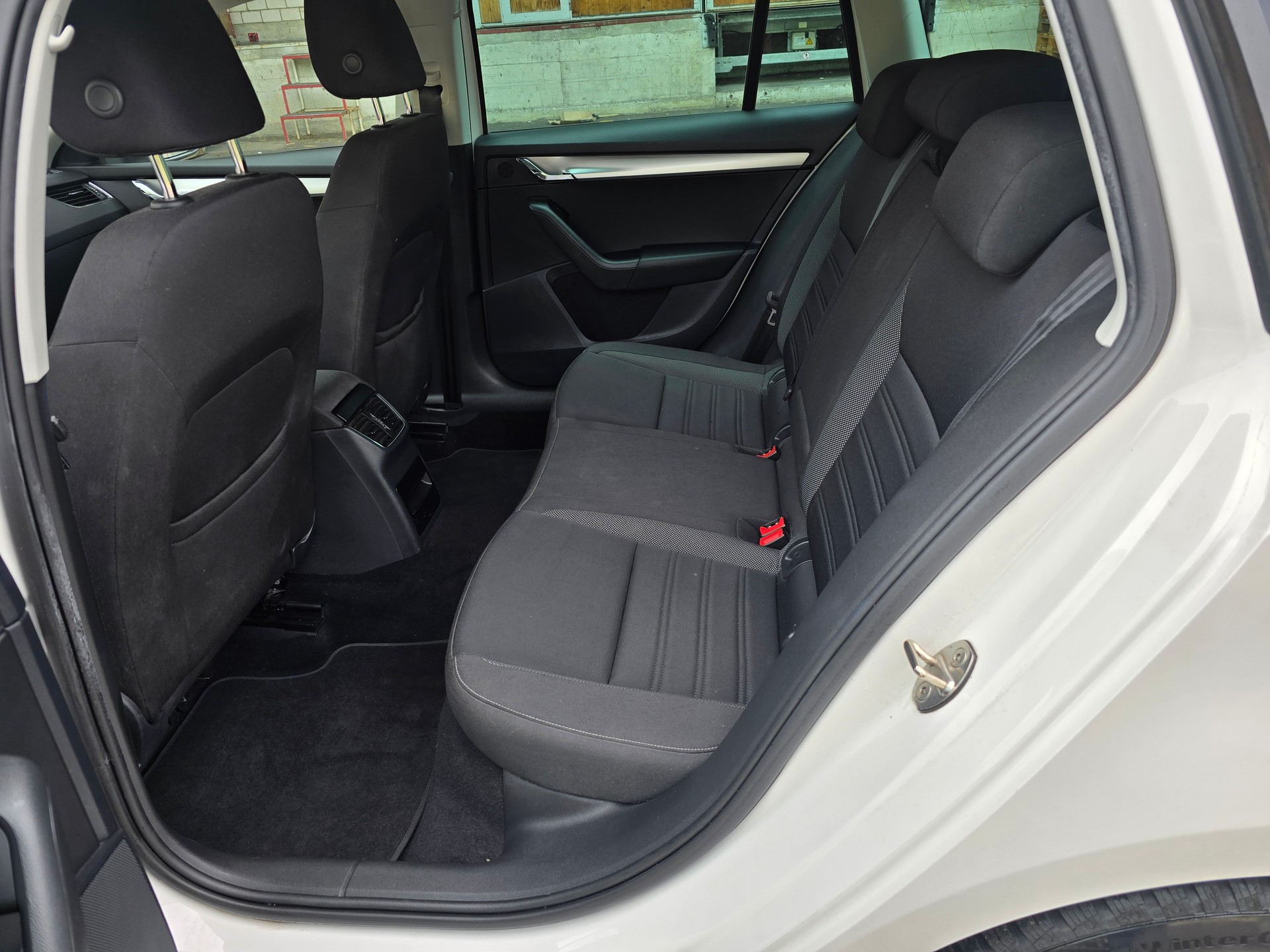 SKODA Octavia Combi 2.0 TDI Style DSG-image-13