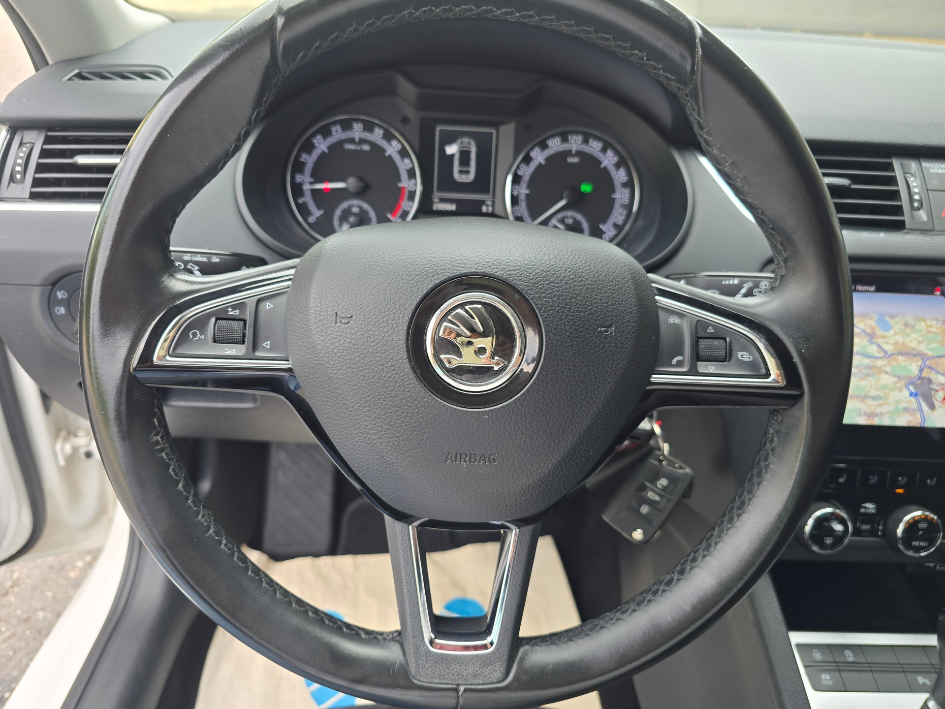 SKODA Octavia Combi 2.0 TDI Style DSG-image-16