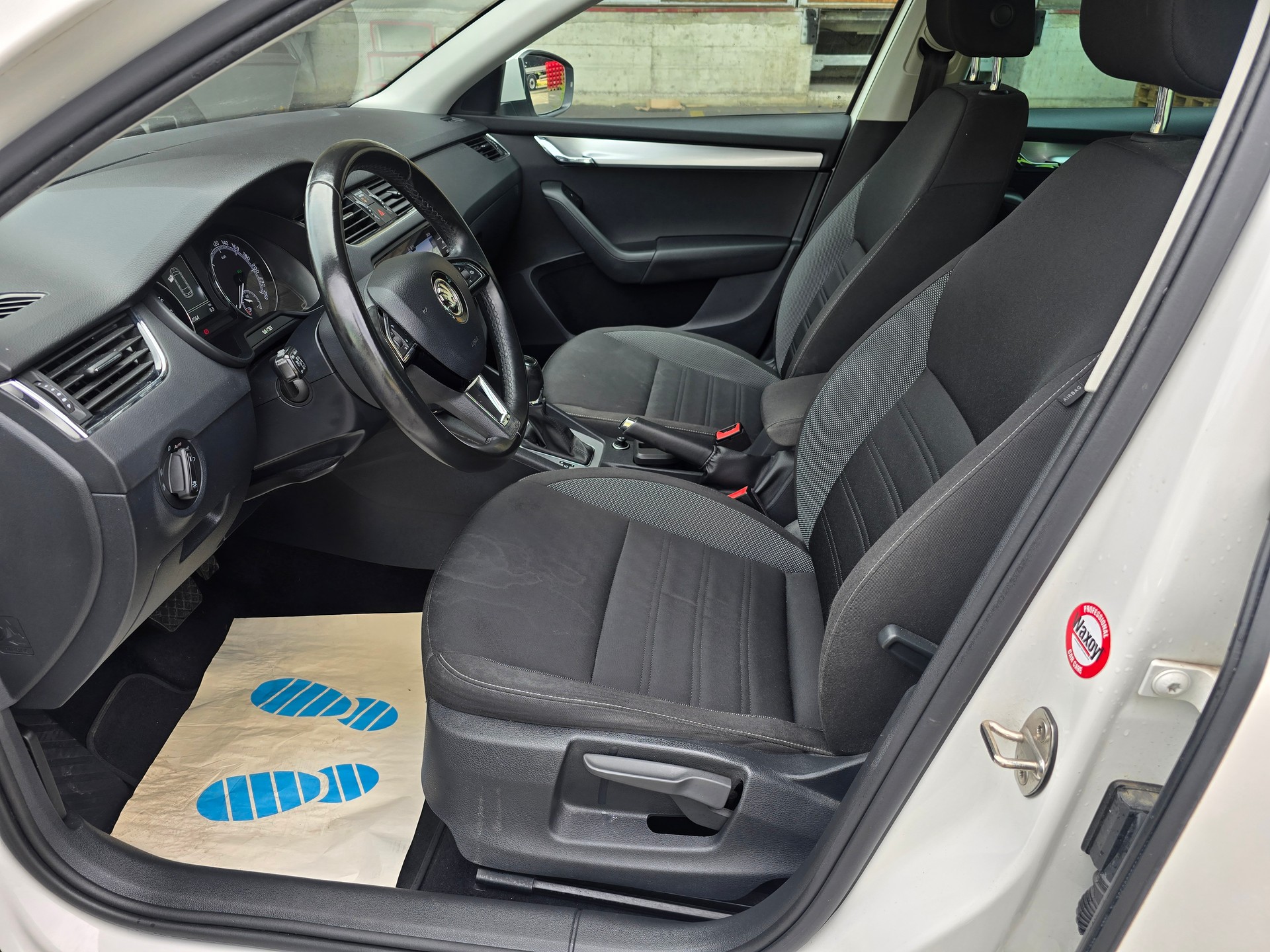 SKODA Octavia Combi 2.0 TDI Style DSG-image-10
