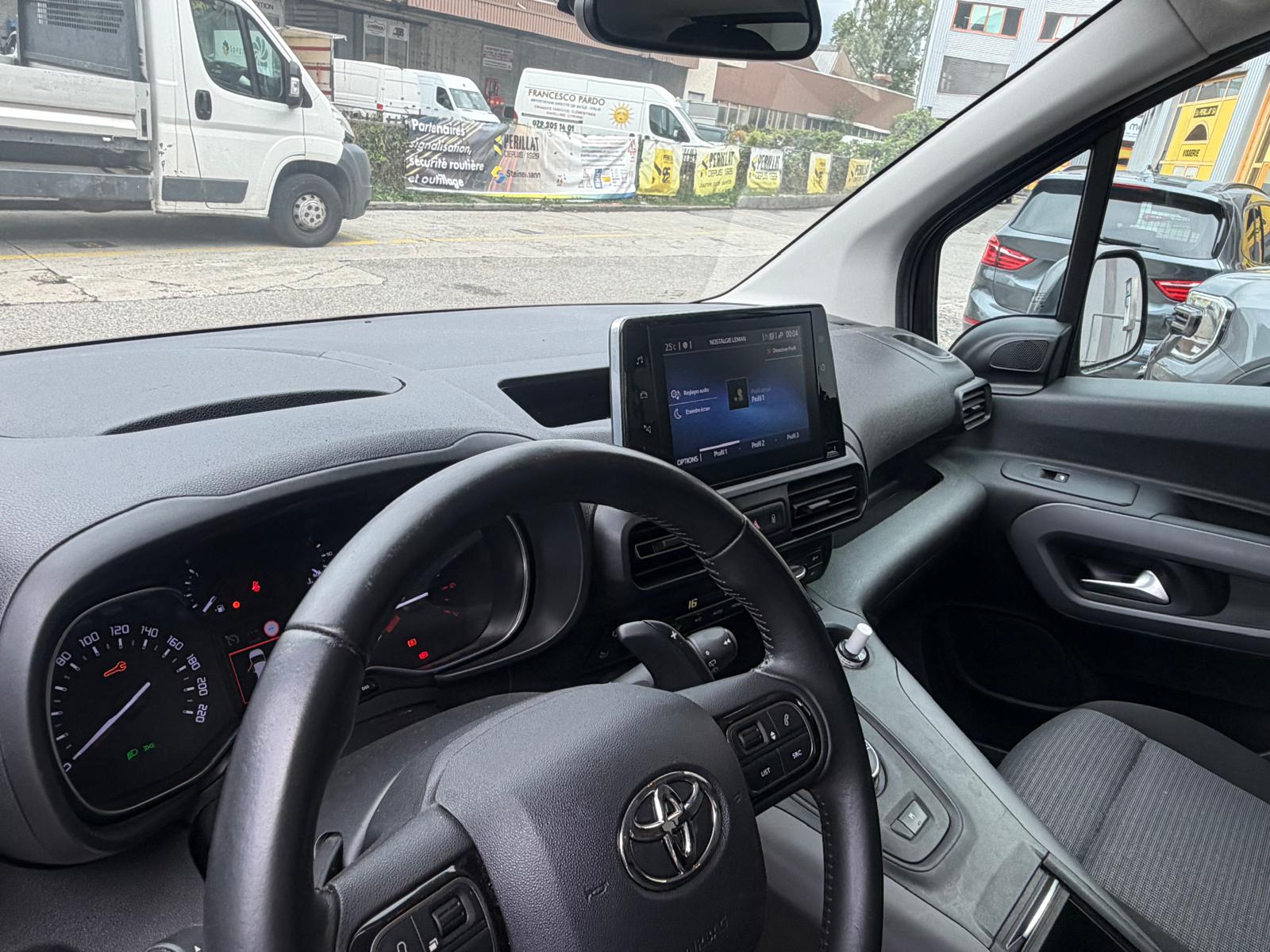 TOYOTA Proace City Verso 1.2 Trend Medium Automatik-image-6