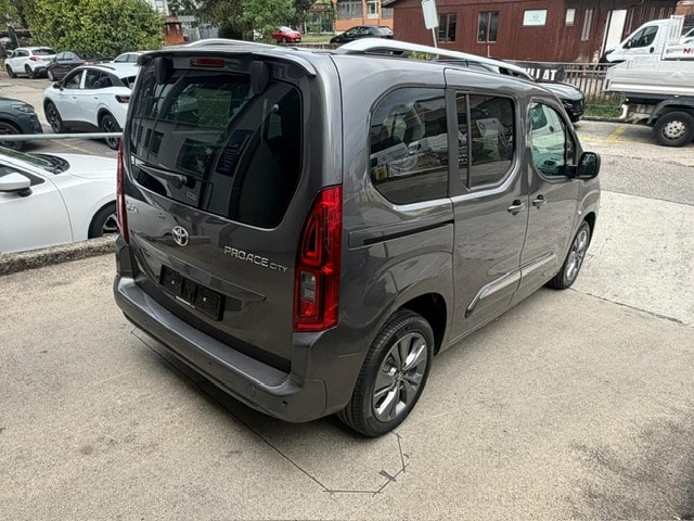 TOYOTA Proace City Verso 1.2 Trend Medium Automatik-image-2