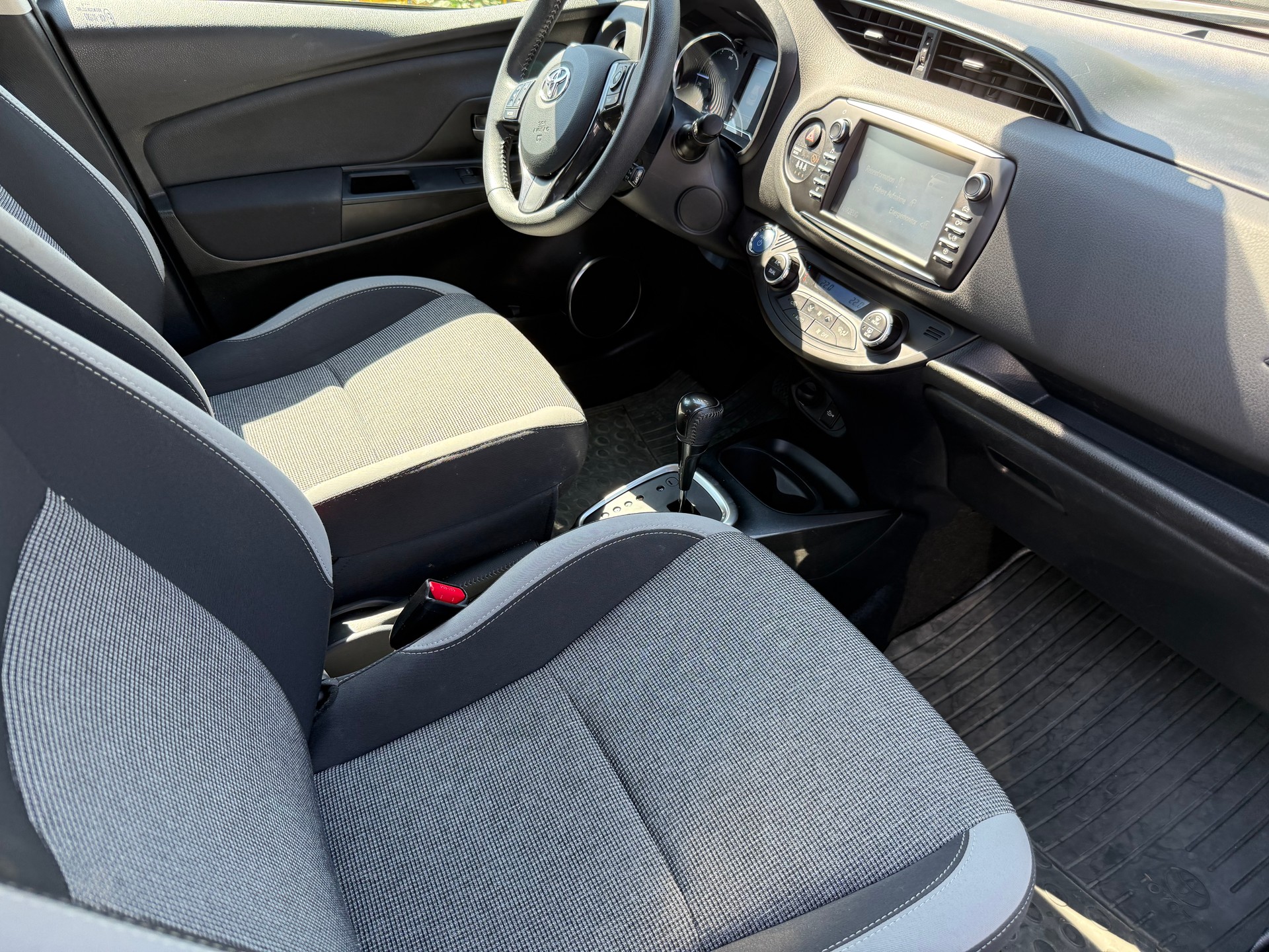 TOYOTA YARIS-image-8