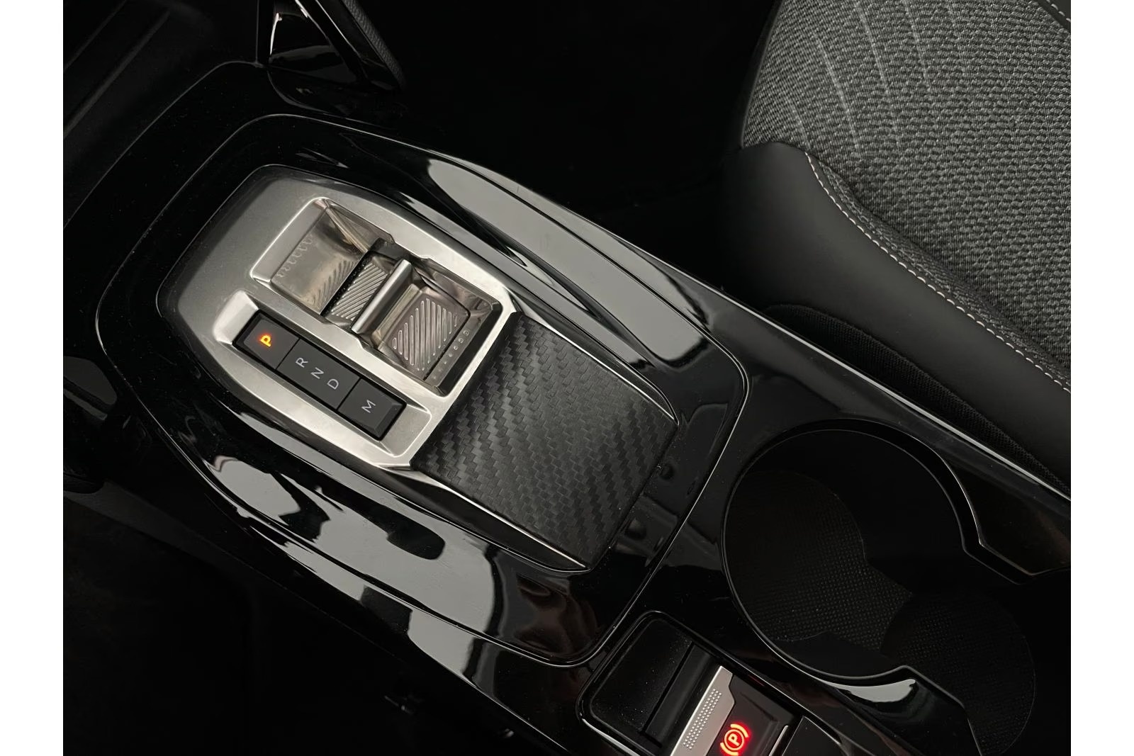 PEUGEOT 208 1.2 Hybrid Allure-image-38