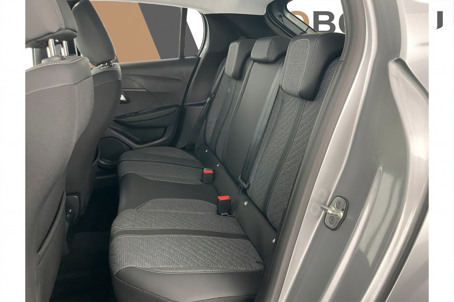 PEUGEOT 208 1.2 Hybrid Allure-image-10