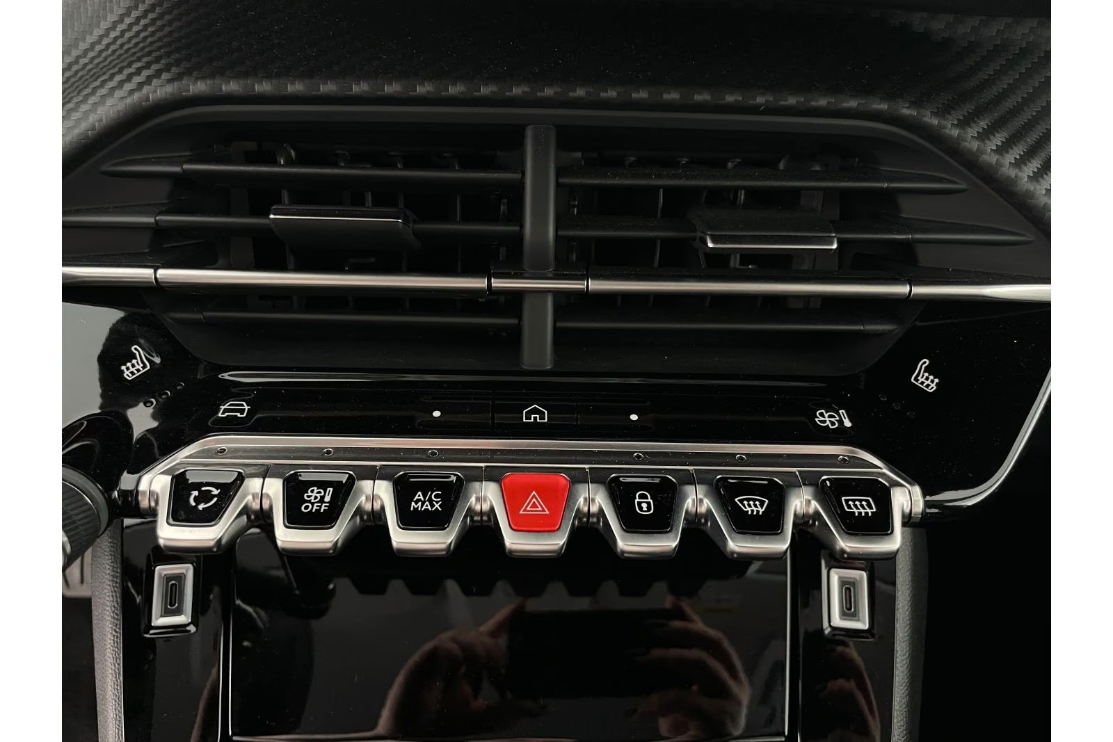 PEUGEOT 208 1.2 Hybrid Allure-image-39
