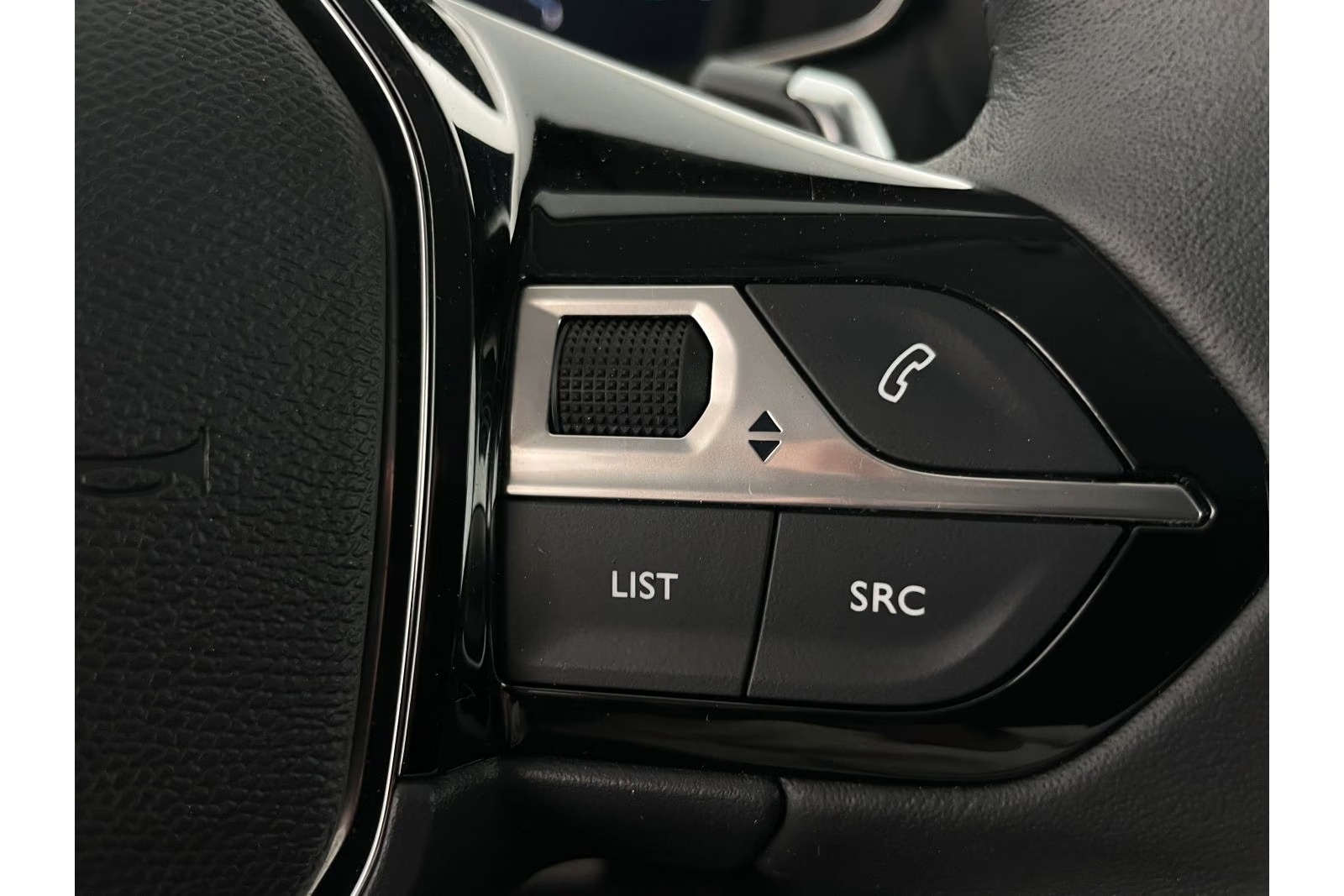PEUGEOT 208 1.2 Hybrid Allure-image-56