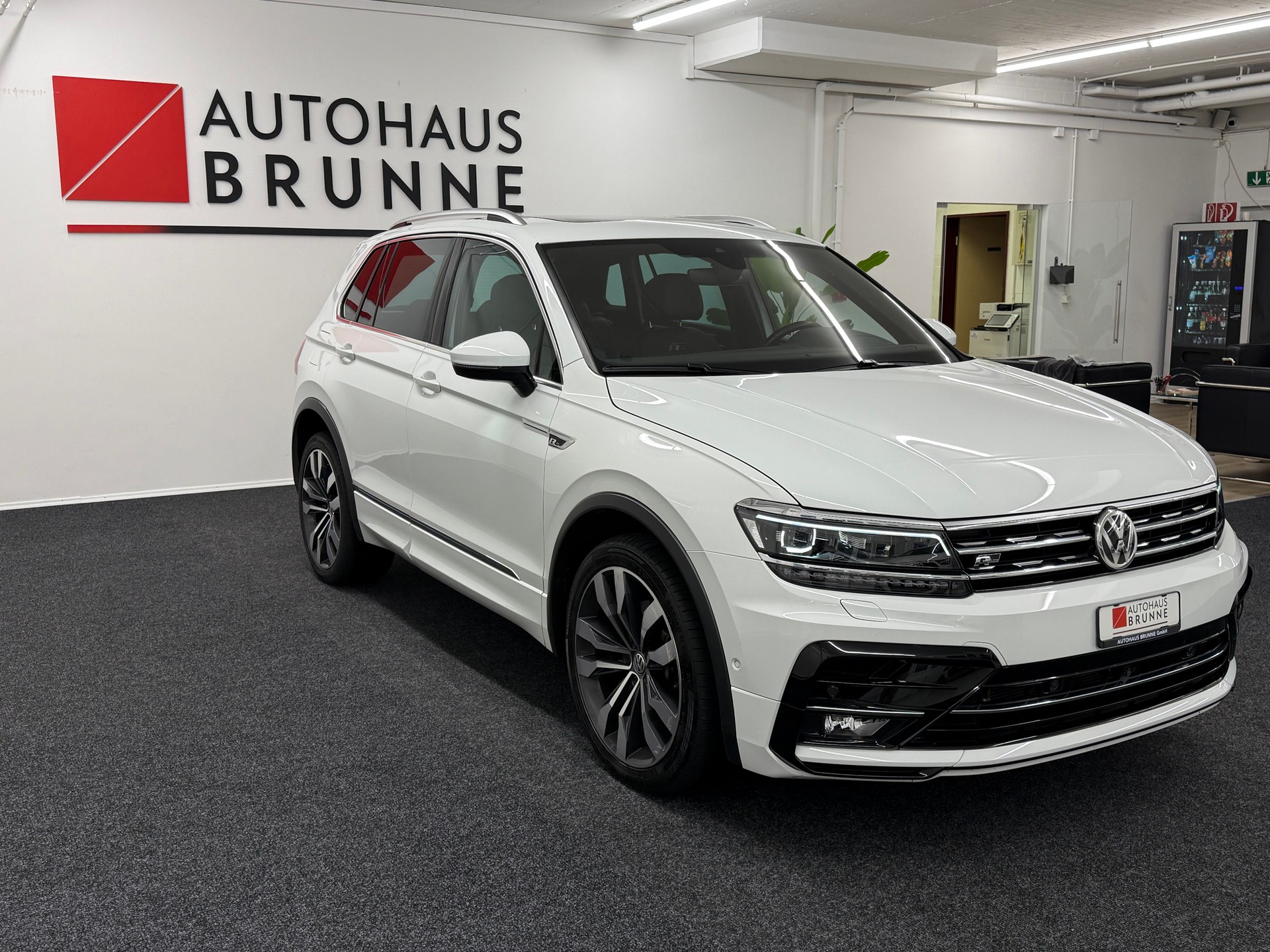 VW Tiguan 2.0 TDI R-LINE 4Motion DSG + AHK-image-2