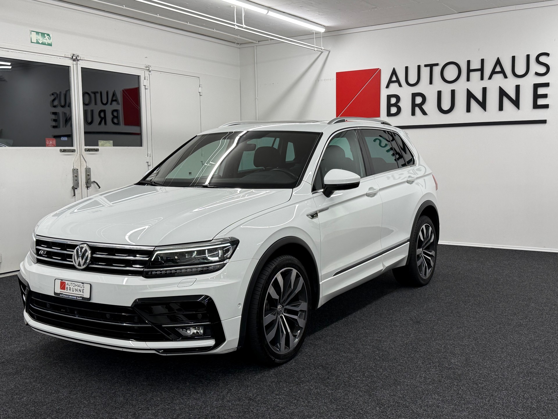 VW Tiguan 2.0 TDI R-LINE 4Motion DSG + AHK-image-0