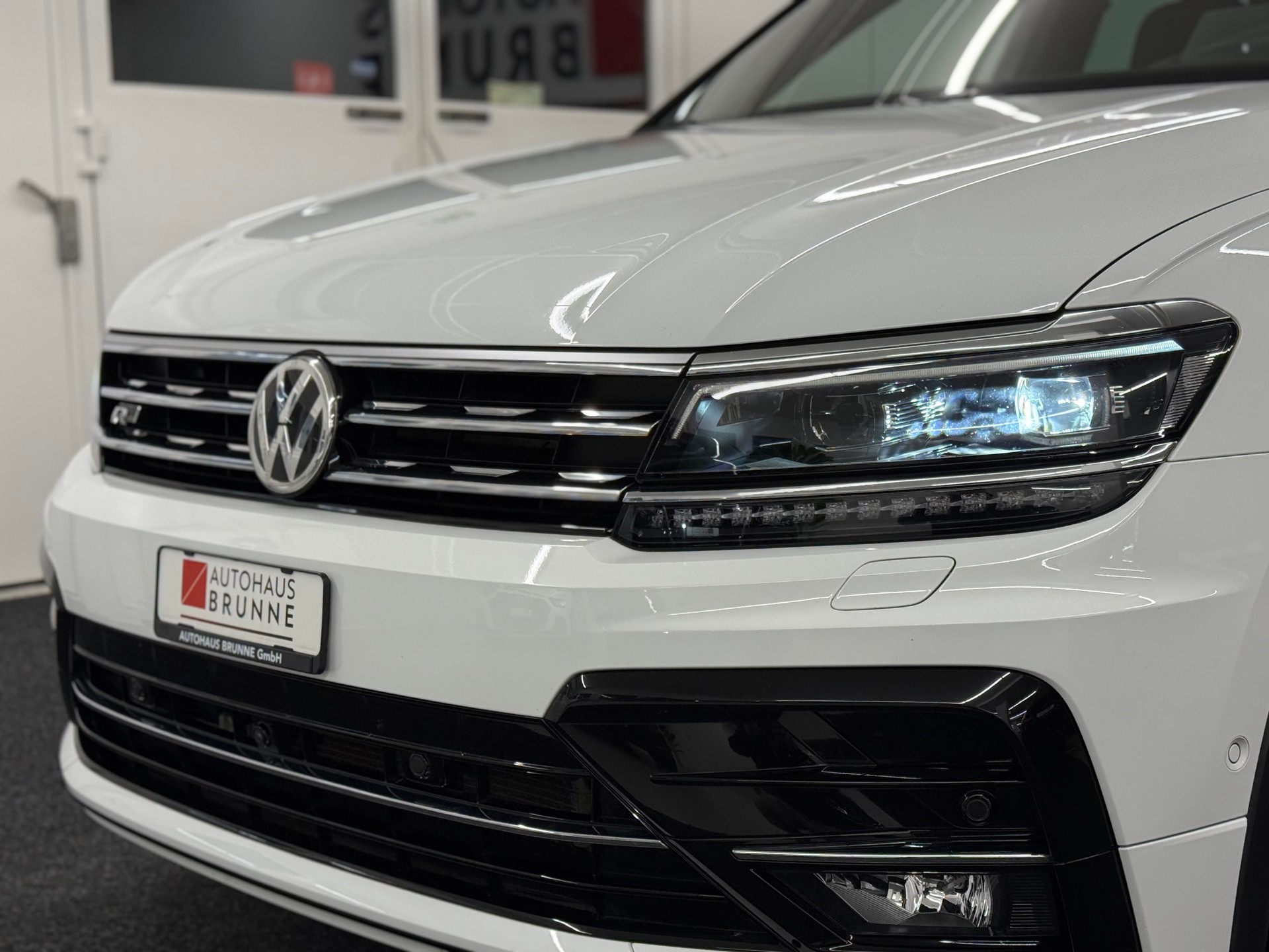 VW Tiguan 2.0 TDI R-LINE 4Motion DSG + AHK-image-11