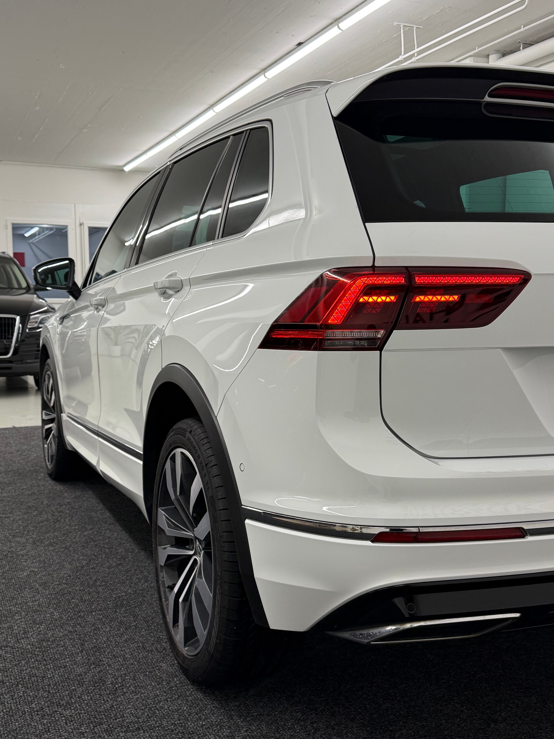 VW Tiguan 2.0 TDI R-LINE 4Motion DSG + AHK-image-7