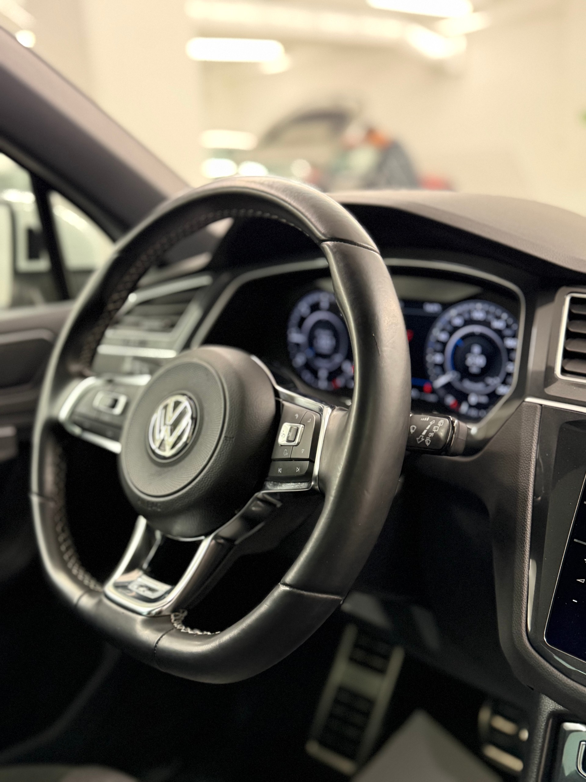 VW Tiguan 2.0 TDI R-LINE 4Motion DSG + AHK-image-18