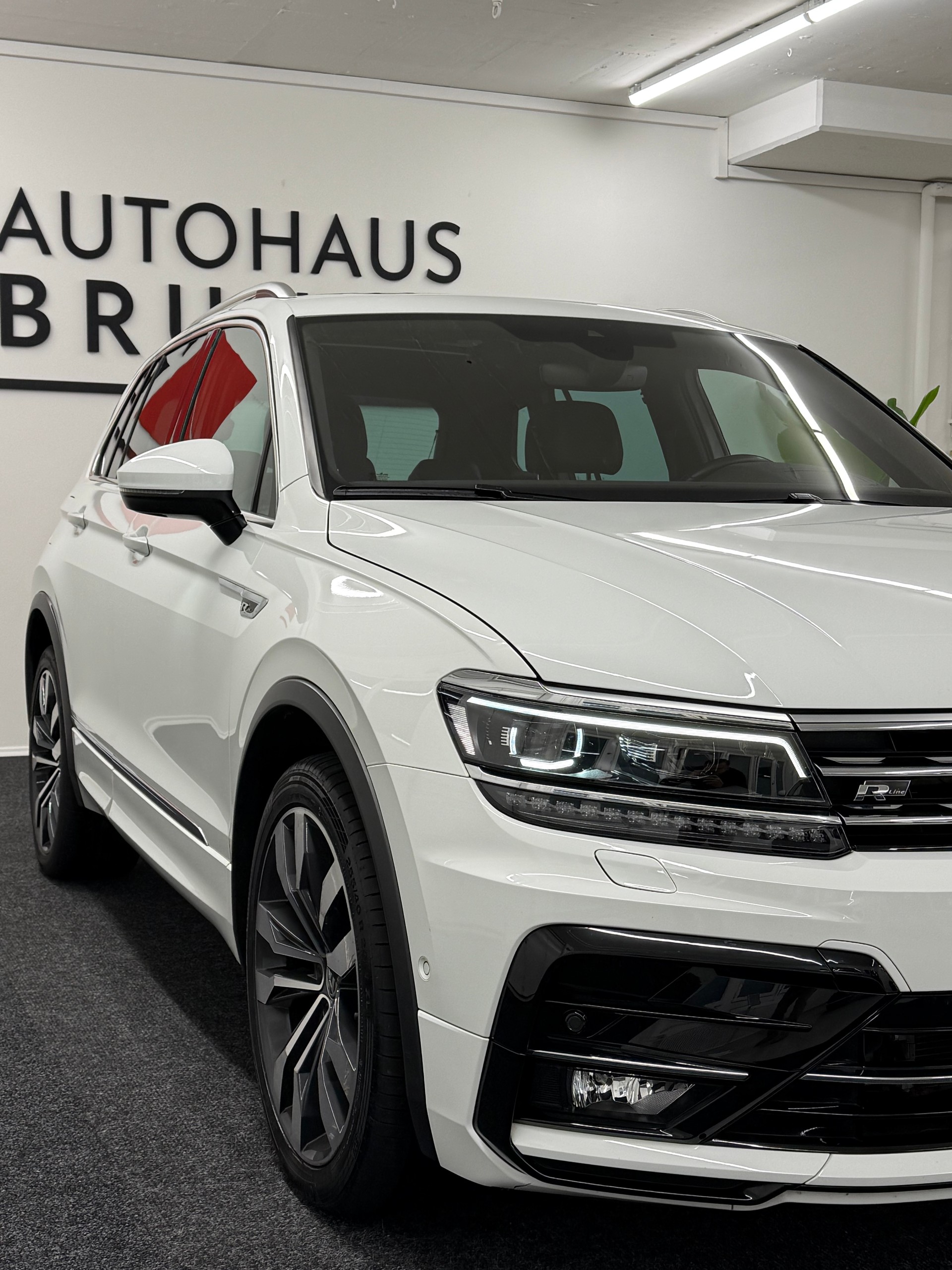 VW Tiguan 2.0 TDI R-LINE 4Motion DSG + AHK-image-9