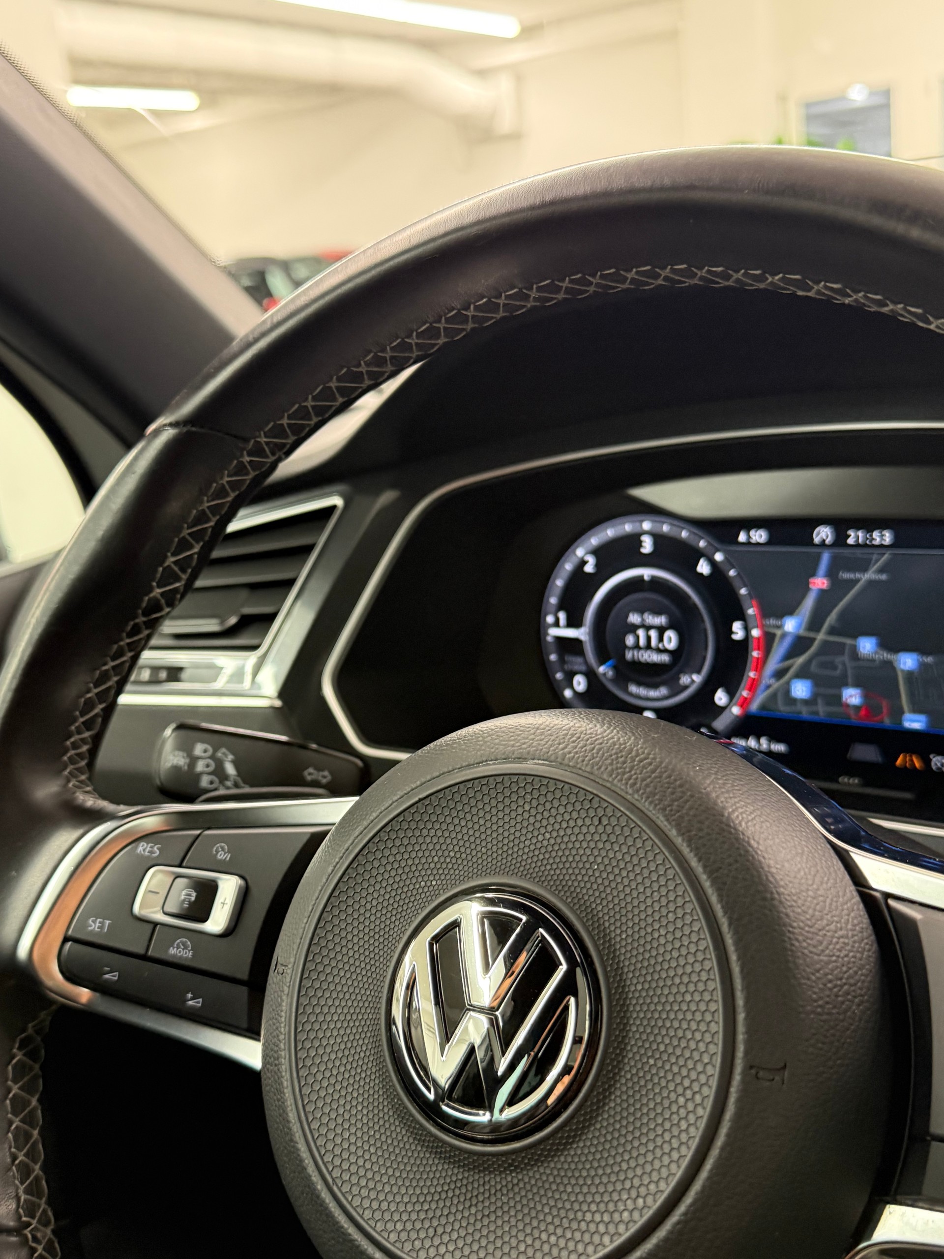 VW Tiguan 2.0 TDI R-LINE 4Motion DSG + AHK-image-28