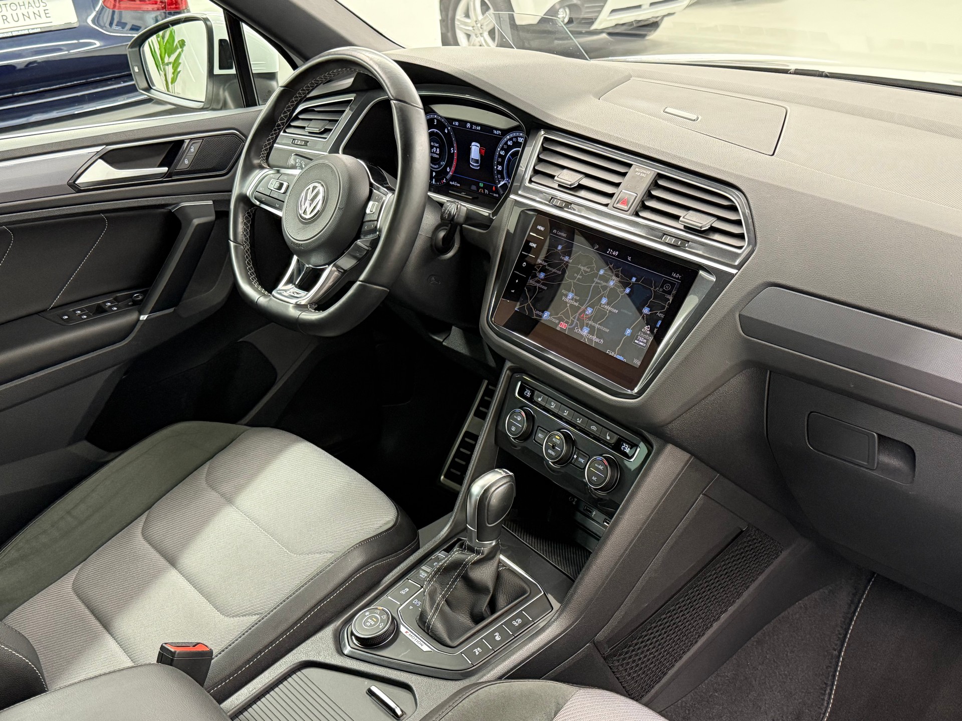 VW Tiguan 2.0 TDI R-LINE 4Motion DSG + AHK-image-17