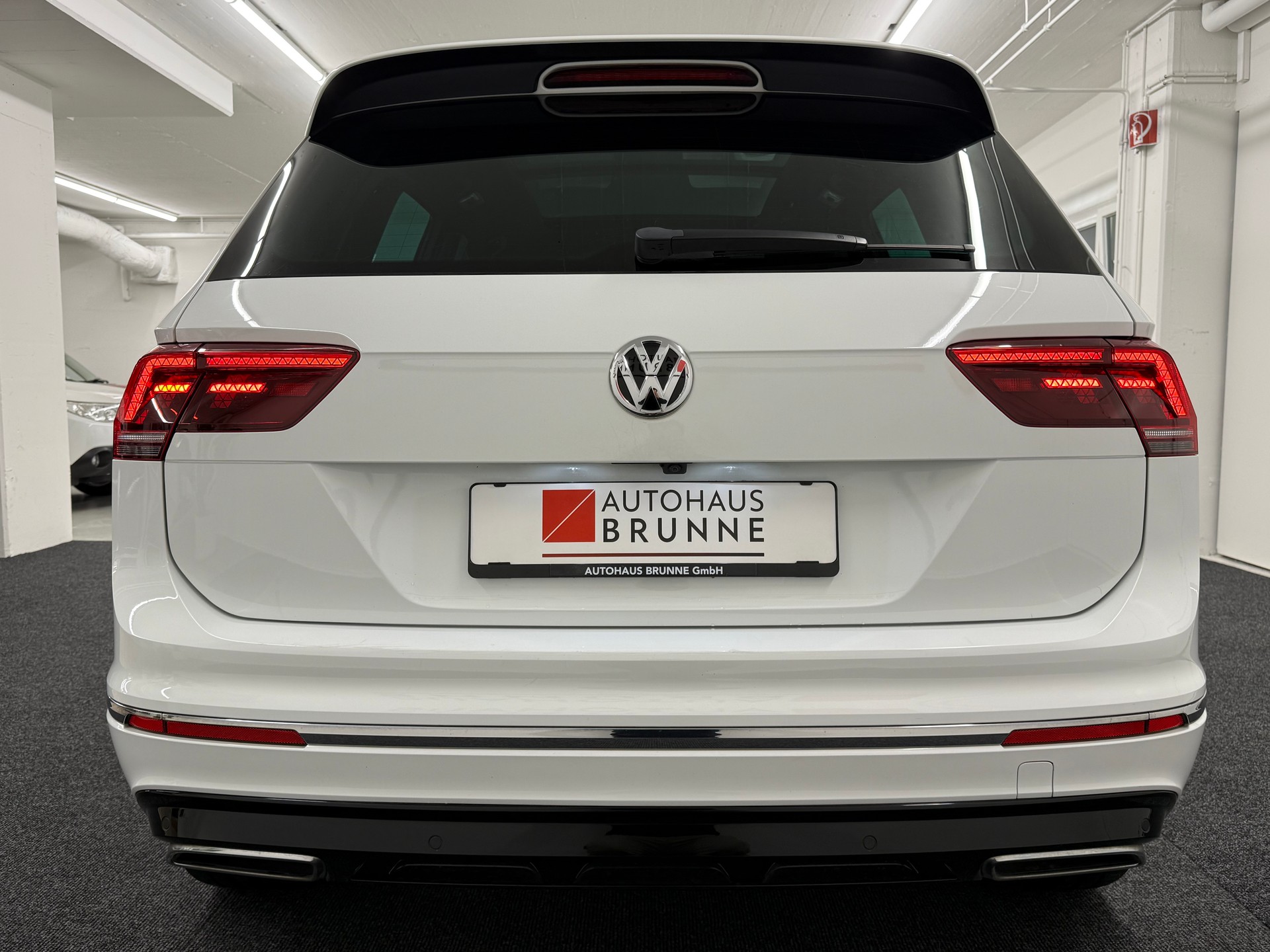 VW Tiguan 2.0 TDI R-LINE 4Motion DSG + AHK-image-4