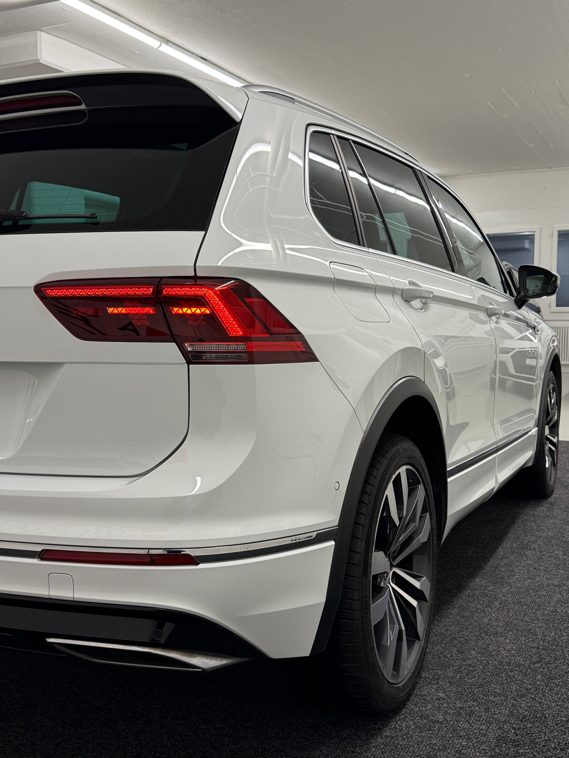 VW Tiguan 2.0 TDI R-LINE 4Motion DSG + AHK-image-3