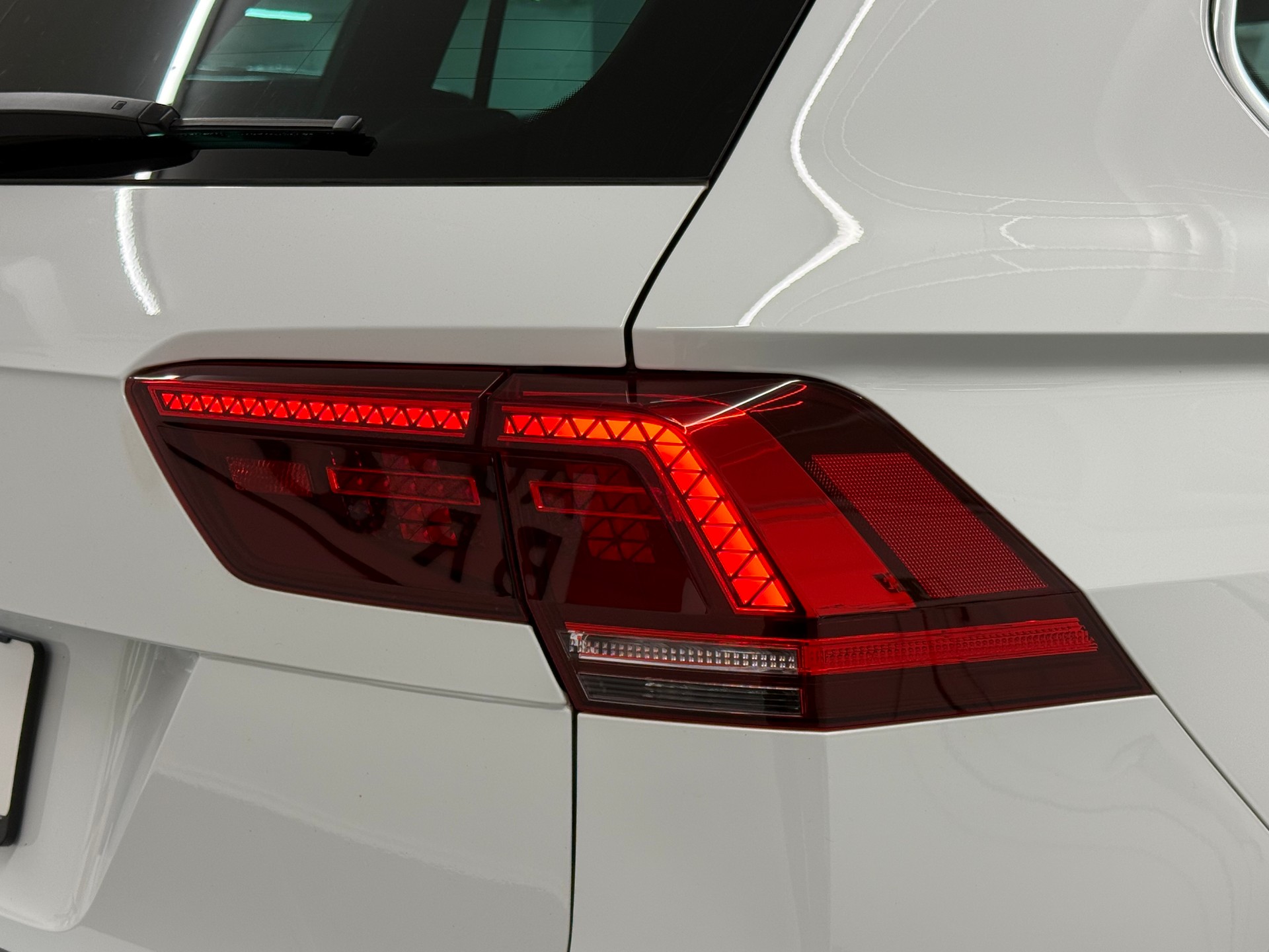 VW Tiguan 2.0 TDI R-LINE 4Motion DSG + AHK-image-13