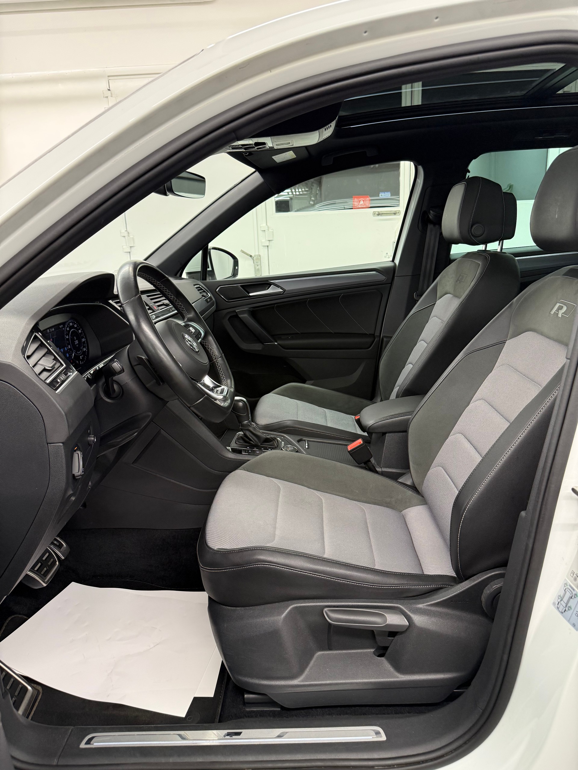 VW Tiguan 2.0 TDI R-LINE 4Motion DSG + AHK-image-21