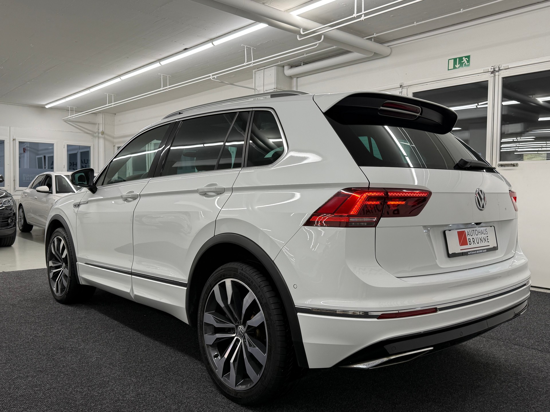 VW Tiguan 2.0 TDI R-LINE 4Motion DSG + AHK-image-6