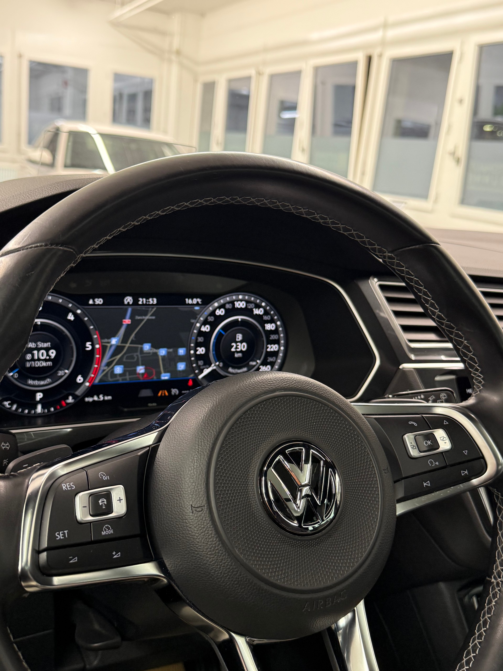 VW Tiguan 2.0 TDI R-LINE 4Motion DSG + AHK-image-19