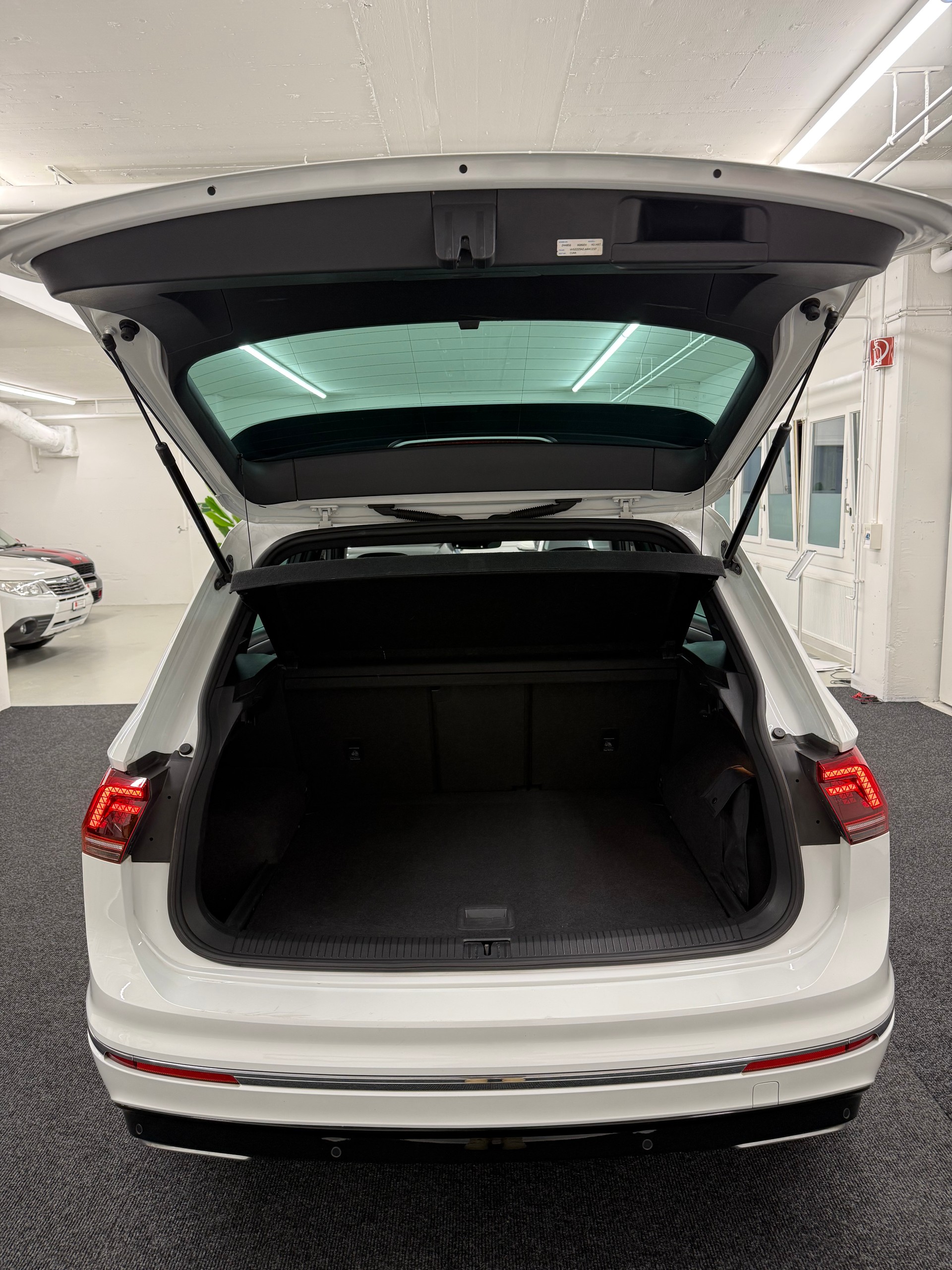 VW Tiguan 2.0 TDI R-LINE 4Motion DSG + AHK-image-5