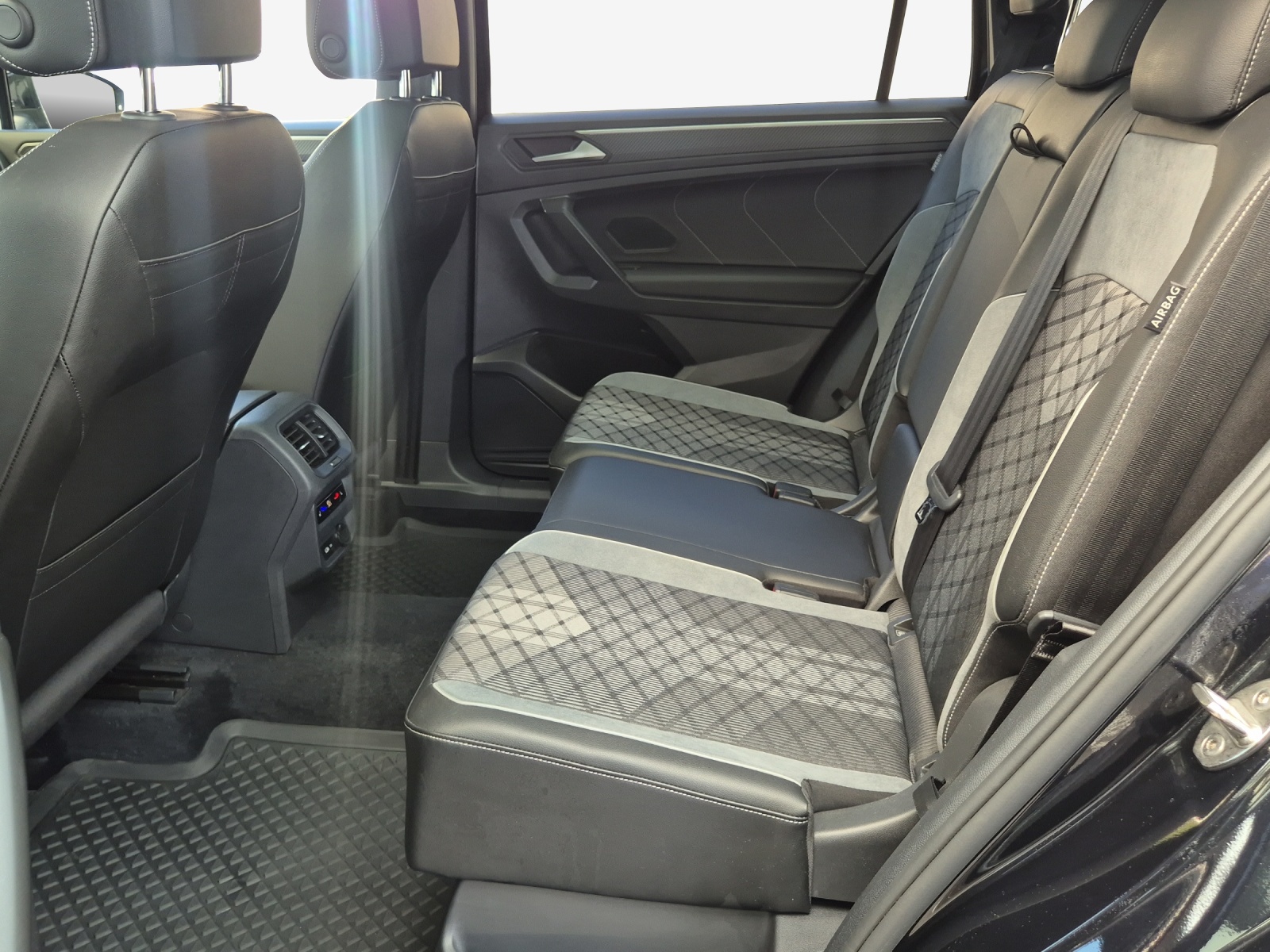VW Tiguan Allspace 2.0 TDI SCR R-Line 4Motion DSG-image-11
