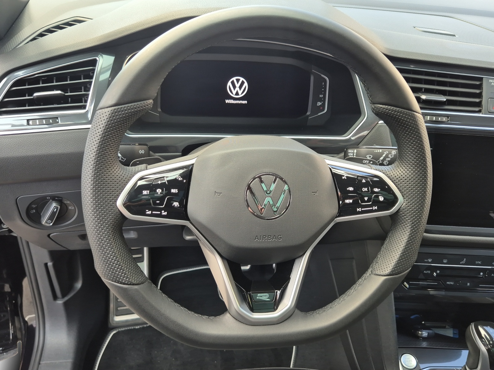 VW Tiguan Allspace 2.0 TDI SCR R-Line 4Motion DSG-image-9
