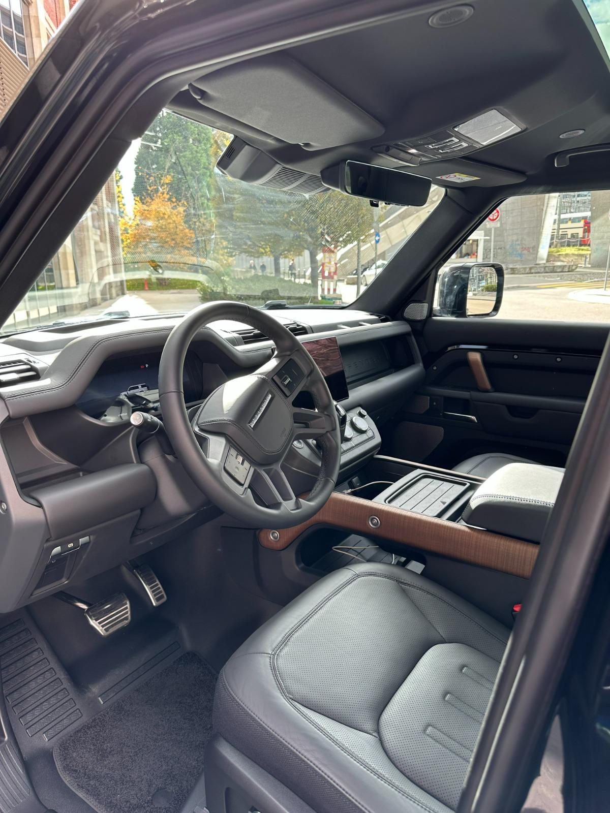LAND ROVER Defender 130 3.0 D I6 300 X-Dynamic SE AWD AT8-image-1
