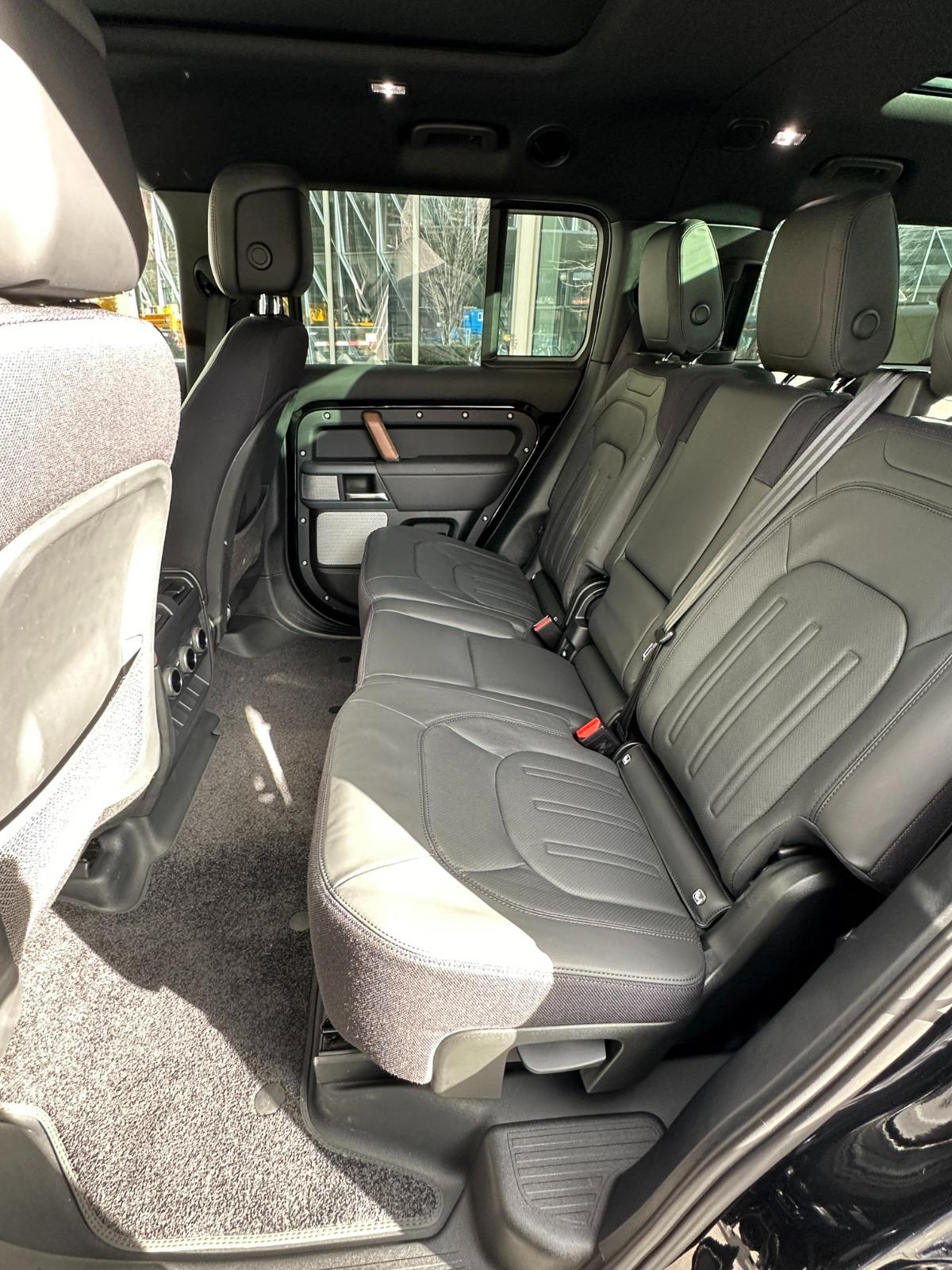 LAND ROVER Defender 130 3.0 D I6 300 X-Dynamic SE AWD AT8-image-2