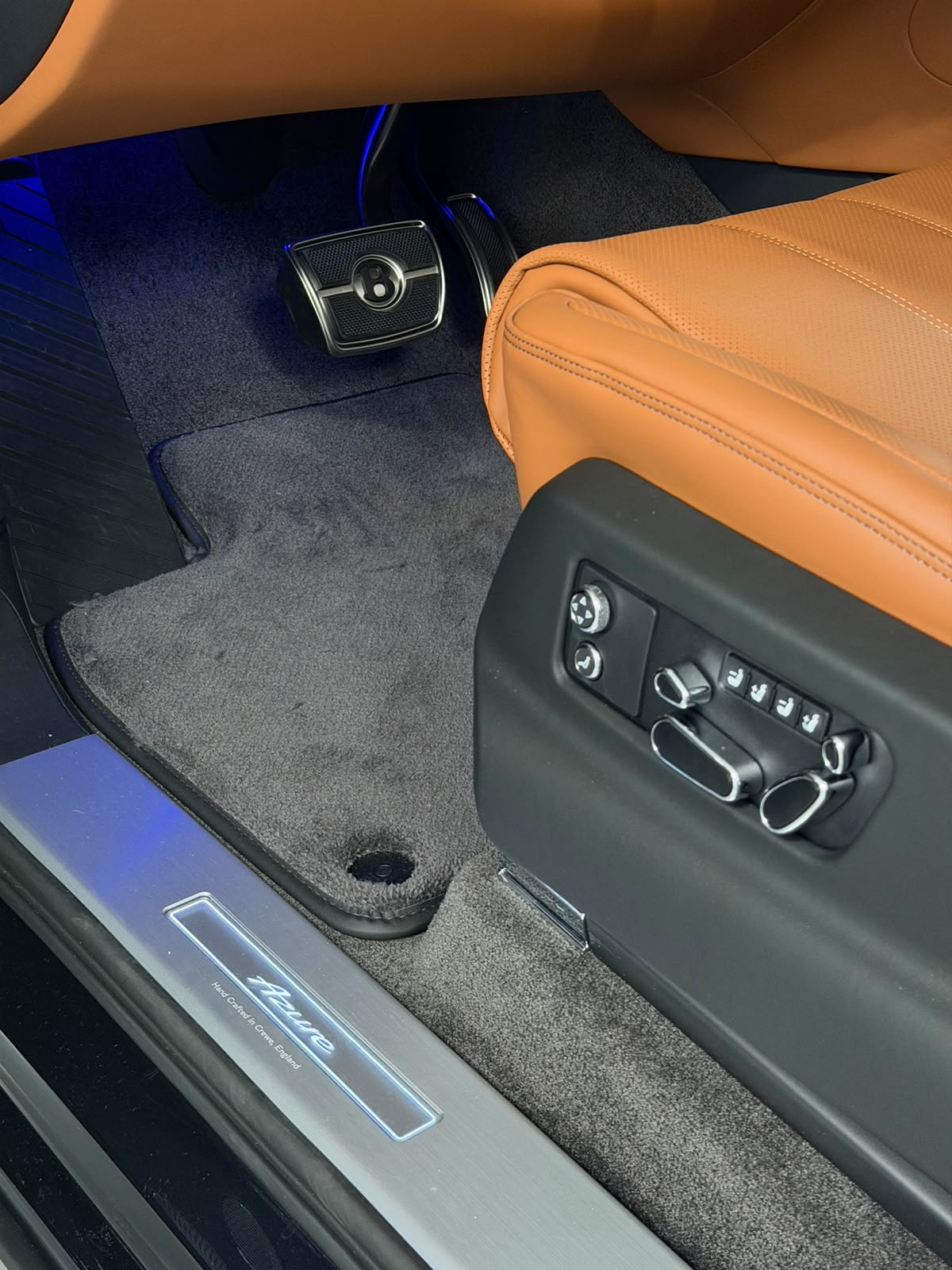 BENTLEY Bentayga Azure-image-16