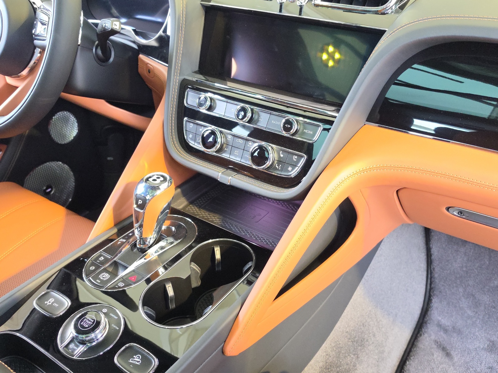 BENTLEY Bentayga Azure-image-13